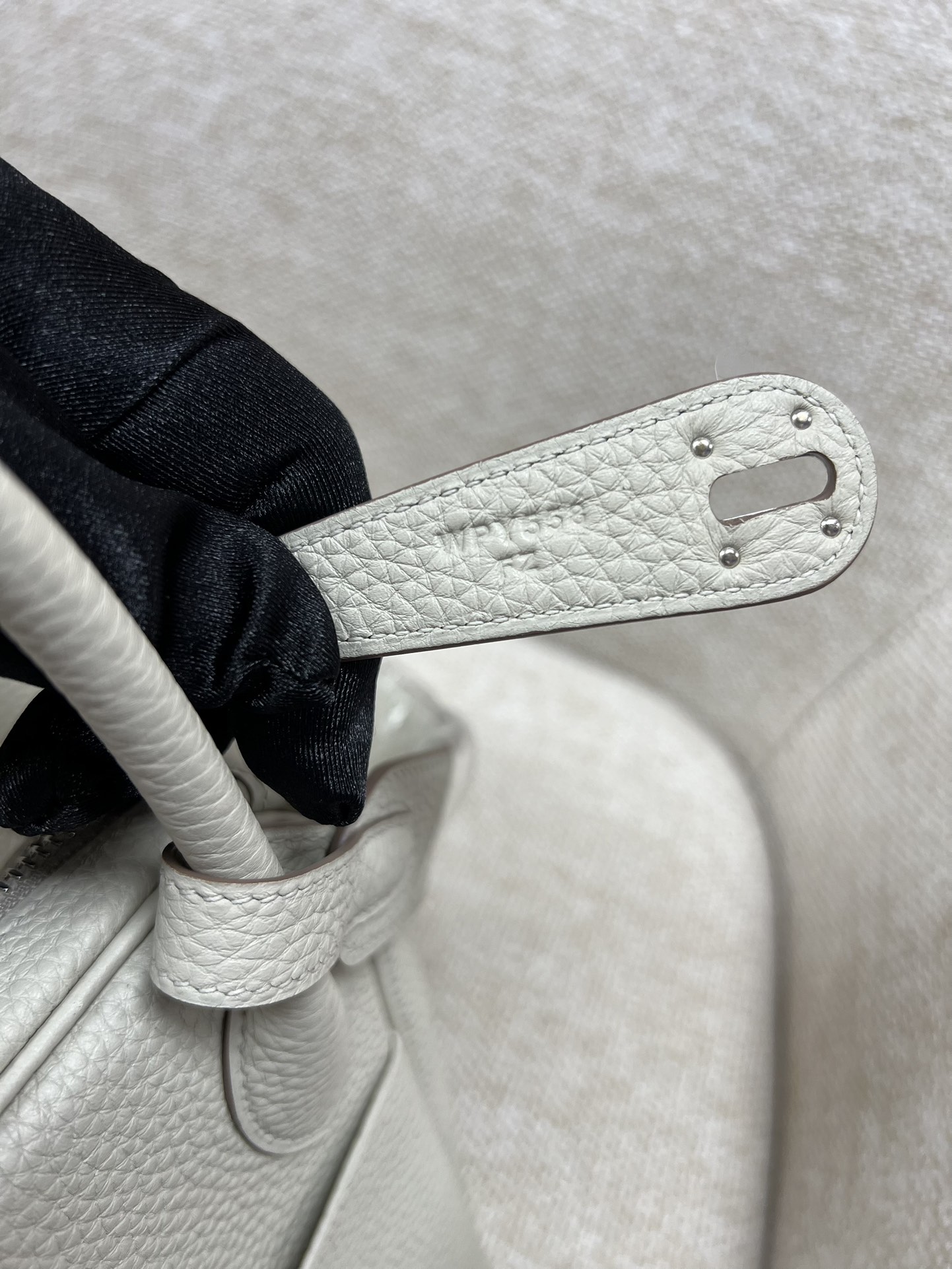 Hermès Model: Lindy 26 Color: 8L Glacier White Dimensions: 26cm x 18cm x 13cm