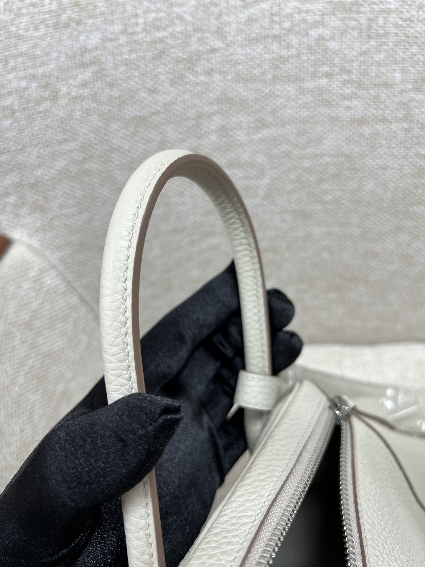 Hermès Model: Lindy 26 Color: 8L Glacier White Dimensions: 26cm x 18cm x 13cm