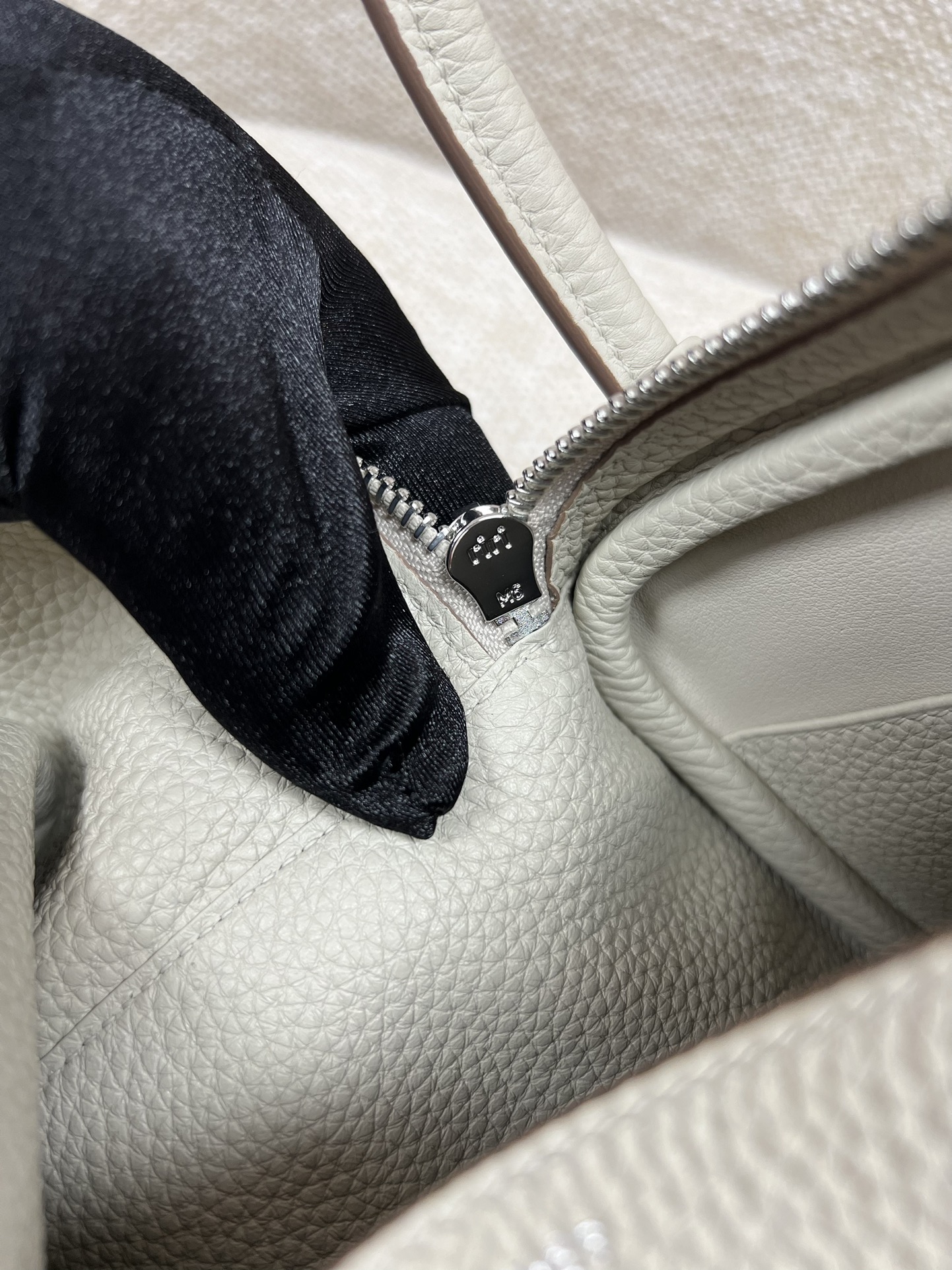 Hermès Model: Lindy 26 Color: 8L Glacier White Dimensions: 26cm x 18cm x 13cm