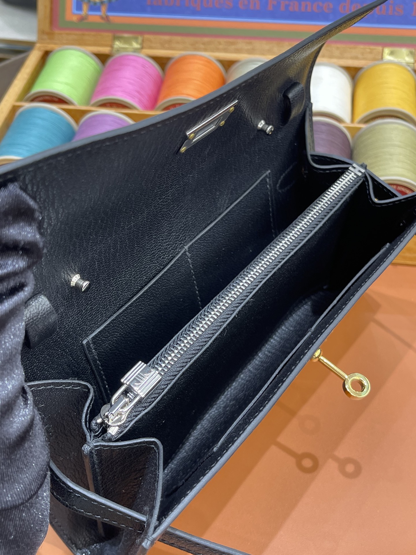 Hermès Model: Kelly ToGo Color: Black with silver hardware Dimensions: 20cm x 11cm x 2cm