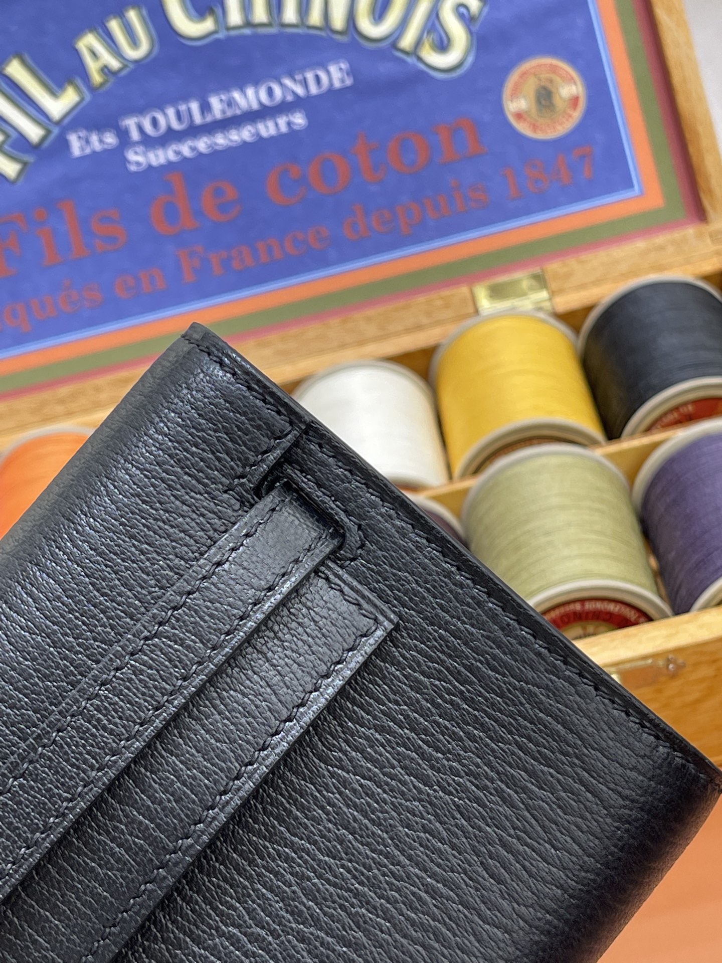 Hermès Model: Kelly ToGo Color: Black with silver hardware Dimensions: 20cm x 11cm x 2cm