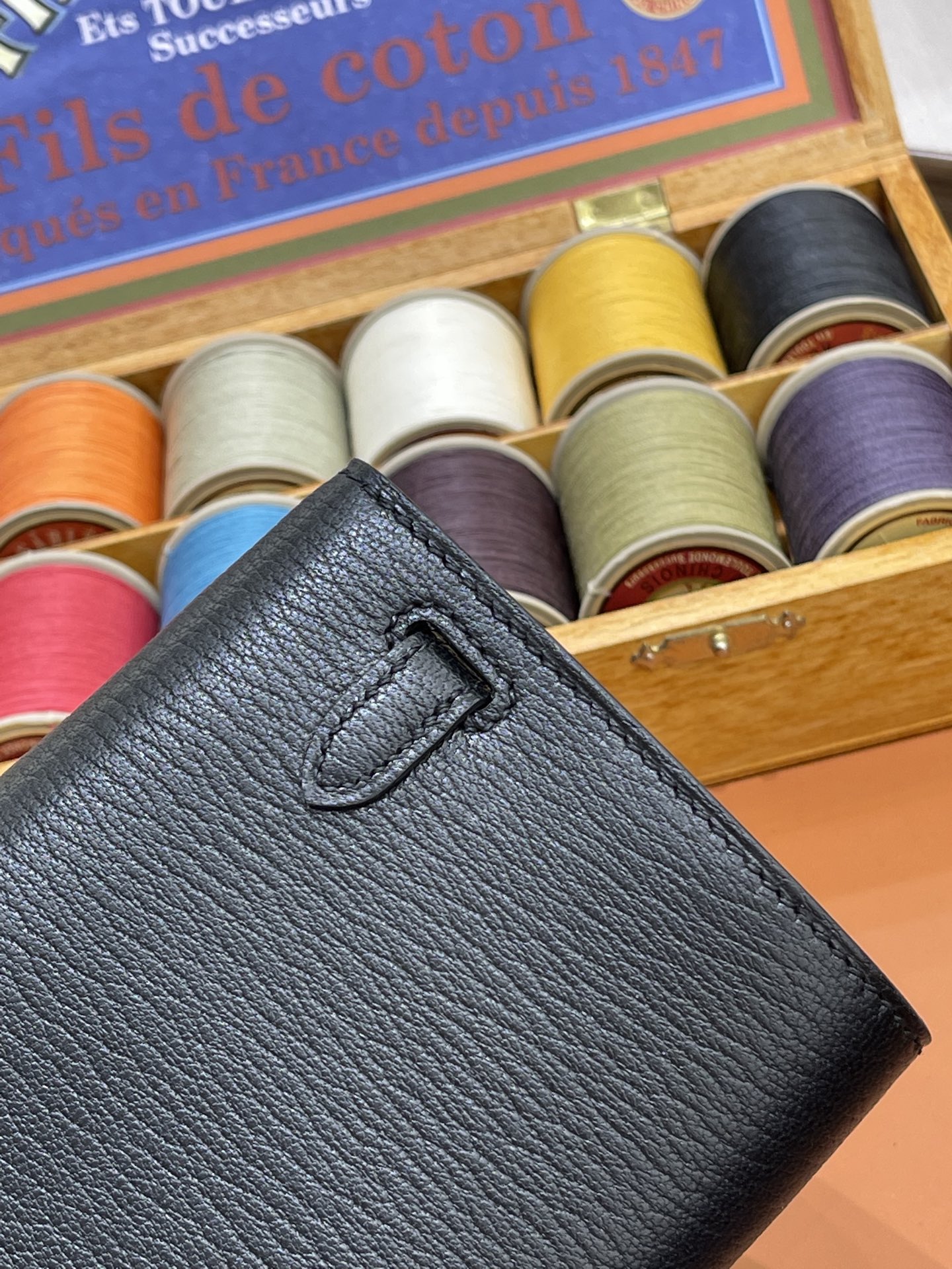 Hermès Model: Kelly ToGo Color: Black with silver hardware Dimensions: 20cm x 11cm x 2cm