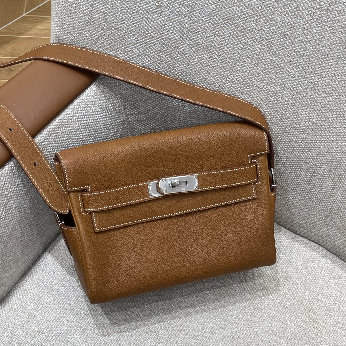 Hermès Model: Kelly 34 Messenger Color: Golden Brown with Silver Hardware Dimensions: 27cm x 10cm x 19cm