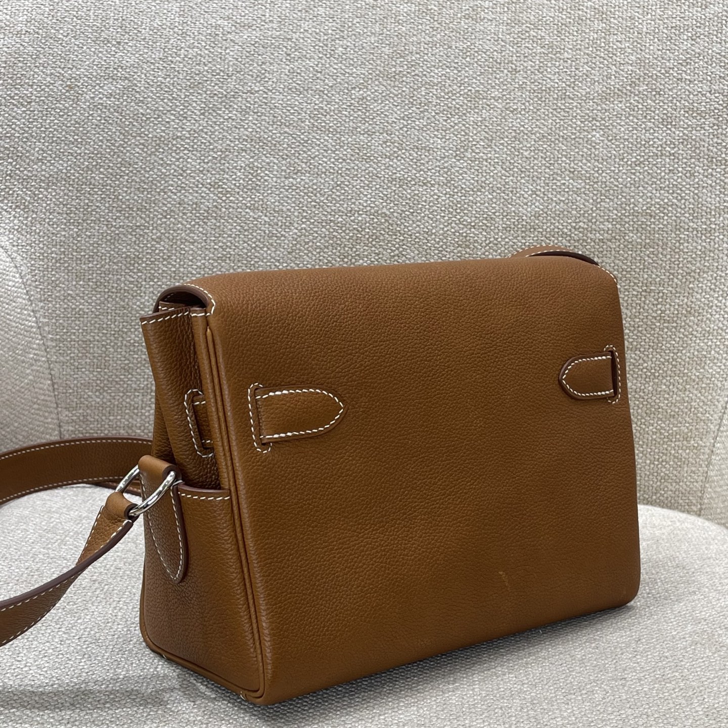 Hermès Model: Kelly 34 Messenger Color: Golden Brown with Silver Hardware Dimensions: 27cm x 10cm x 19cm