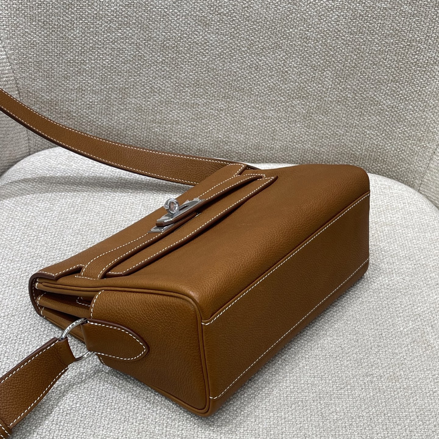 Hermès Model: Kelly 34 Messenger Color: Golden Brown with Silver Hardware Dimensions: 27cm x 10cm x 19cm