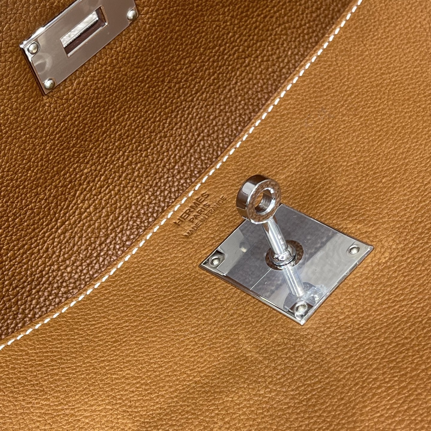 Hermès Model: Kelly 34 Messenger Color: Golden Brown with Silver Hardware Dimensions: 27cm x 10cm x 19cm