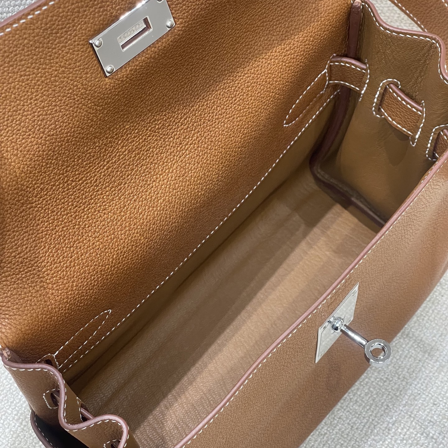 Hermès Model: Kelly 34 Messenger Color: Golden Brown with Silver Hardware Dimensions: 27cm x 10cm x 19cm