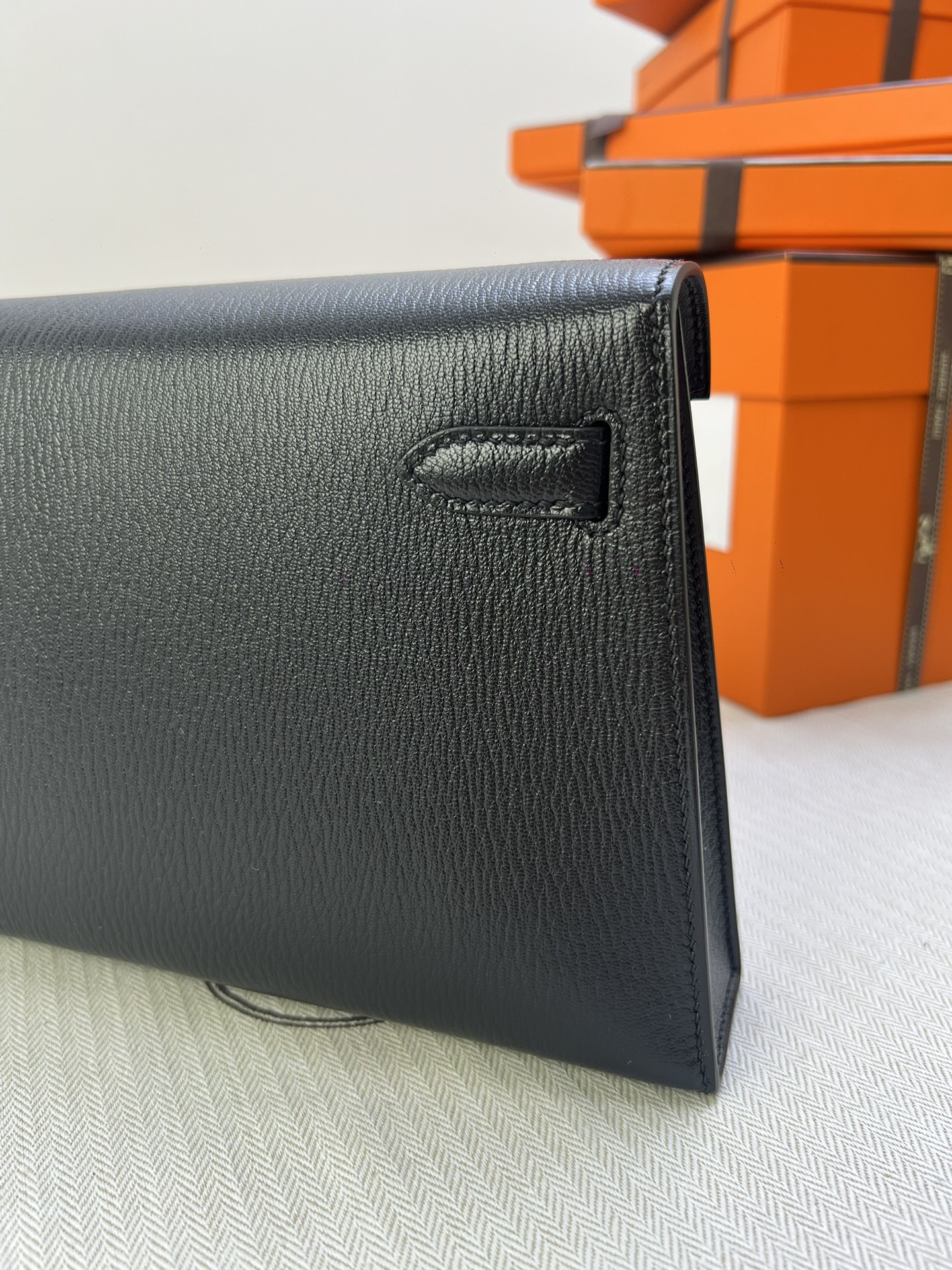 Hermès Model: Kelly Elan Color: Black with gold hardware Dimensions: 27.5cm x 15cm x 5cm