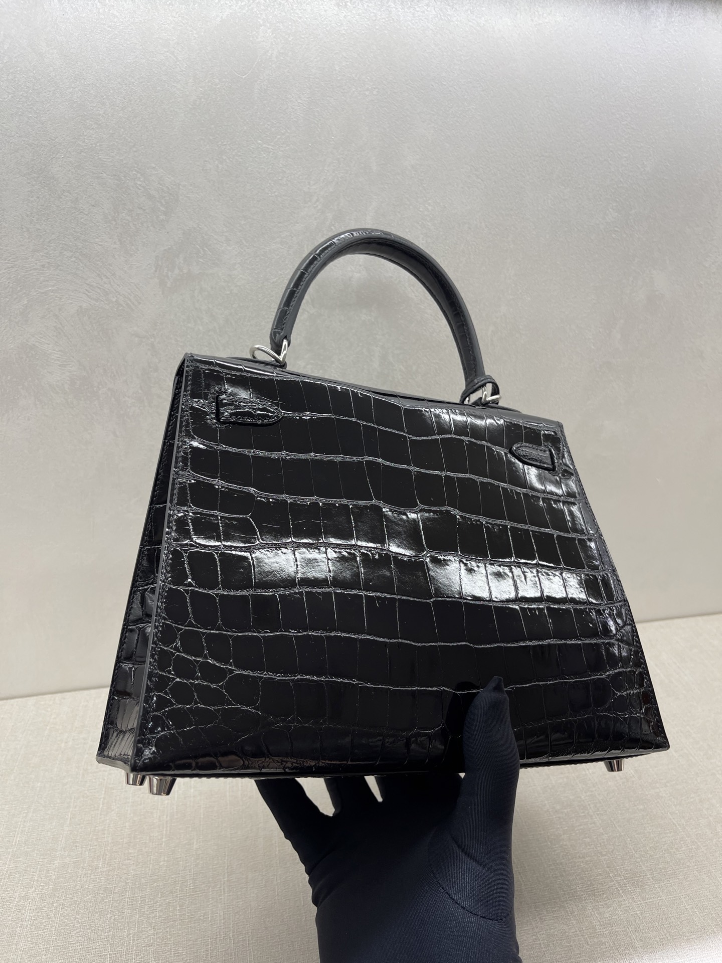 Hermès Model: Kelly 25 (Exterior Stitching) Color: Black with Silver Hardware Dimensions: 25cm x 9.5cm x 27cm (including handles)