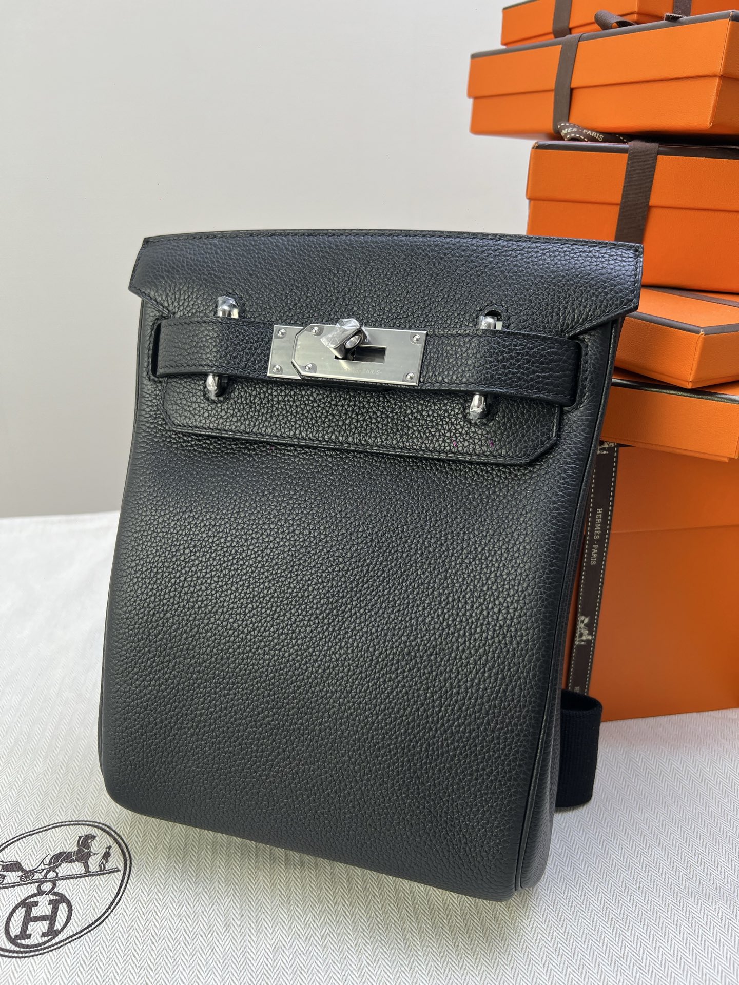 Hermès Model: HAC dos Color: Black with silver buckle Dimensions: 18*28*8 cm