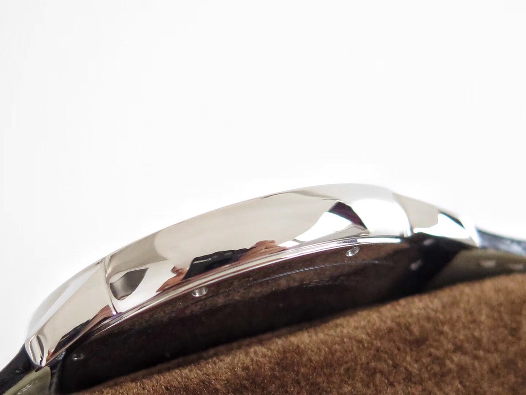 Cartier London Series Ultra-Thin Automatic Dress Watch W670101 Style 42mm × 8.36mm – Roman Dial, Blue Steel Sword Hands & Sapphire Crown