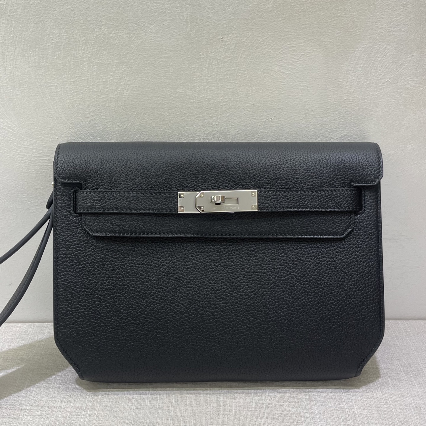 Hermès Model: Depeches 25 Color: Black with silver hardware Dimensions: 25cm x 20cm x 4cm