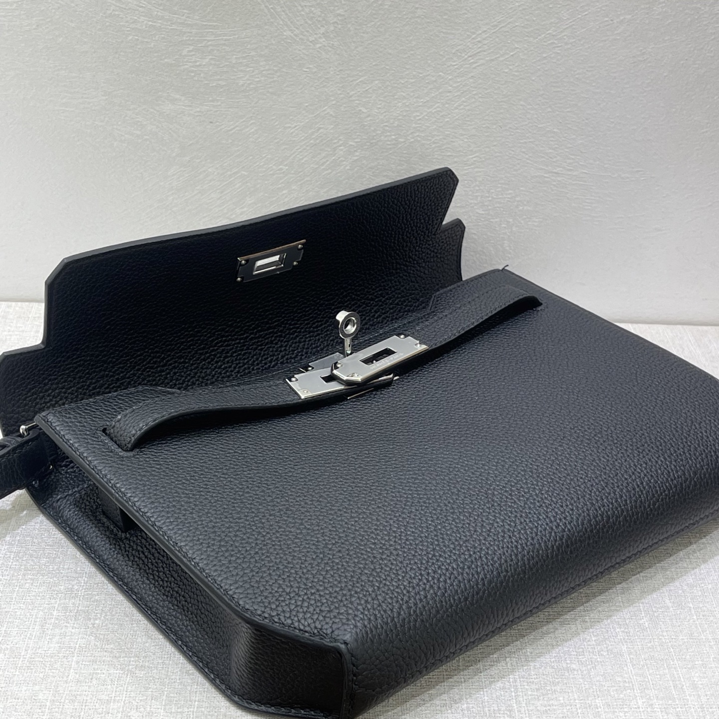 Hermès Model: Depeches 25 Color: Black with silver hardware Dimensions: 25cm x 20cm x 4cm