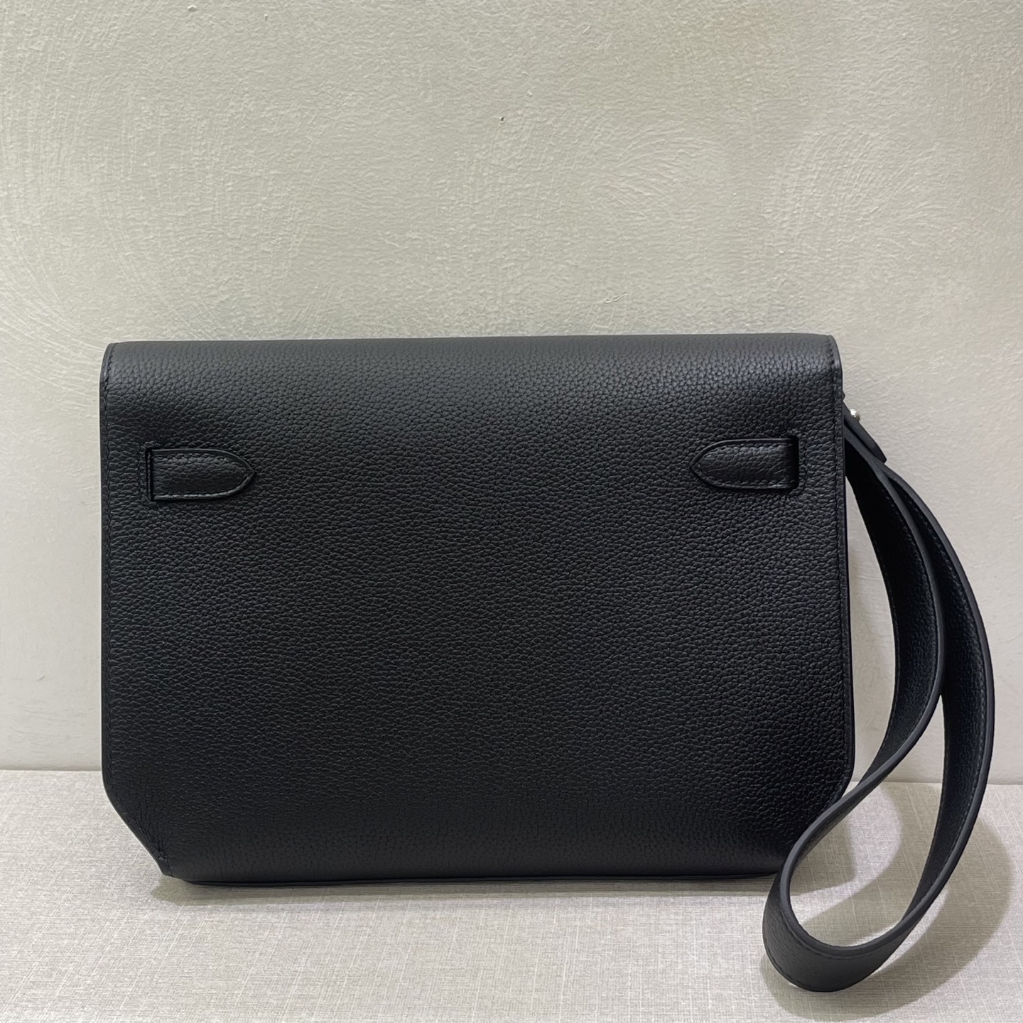 Hermès Model: Depeches 25 Color: Black with silver hardware Dimensions: 25cm x 20cm x 4cm
