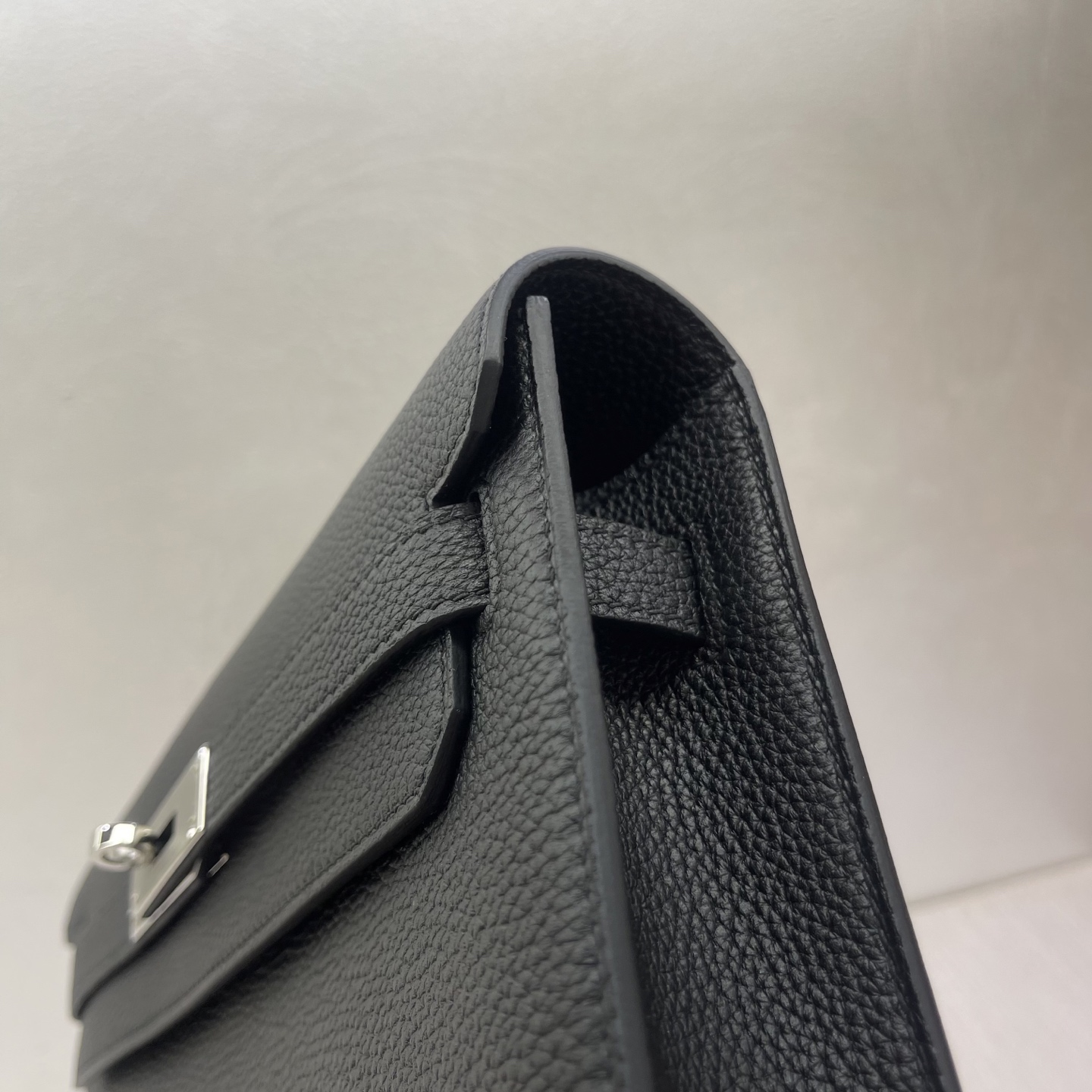 Hermès Model: Depeches 25 Color: Black with silver hardware Dimensions: 25cm x 20cm x 4cm