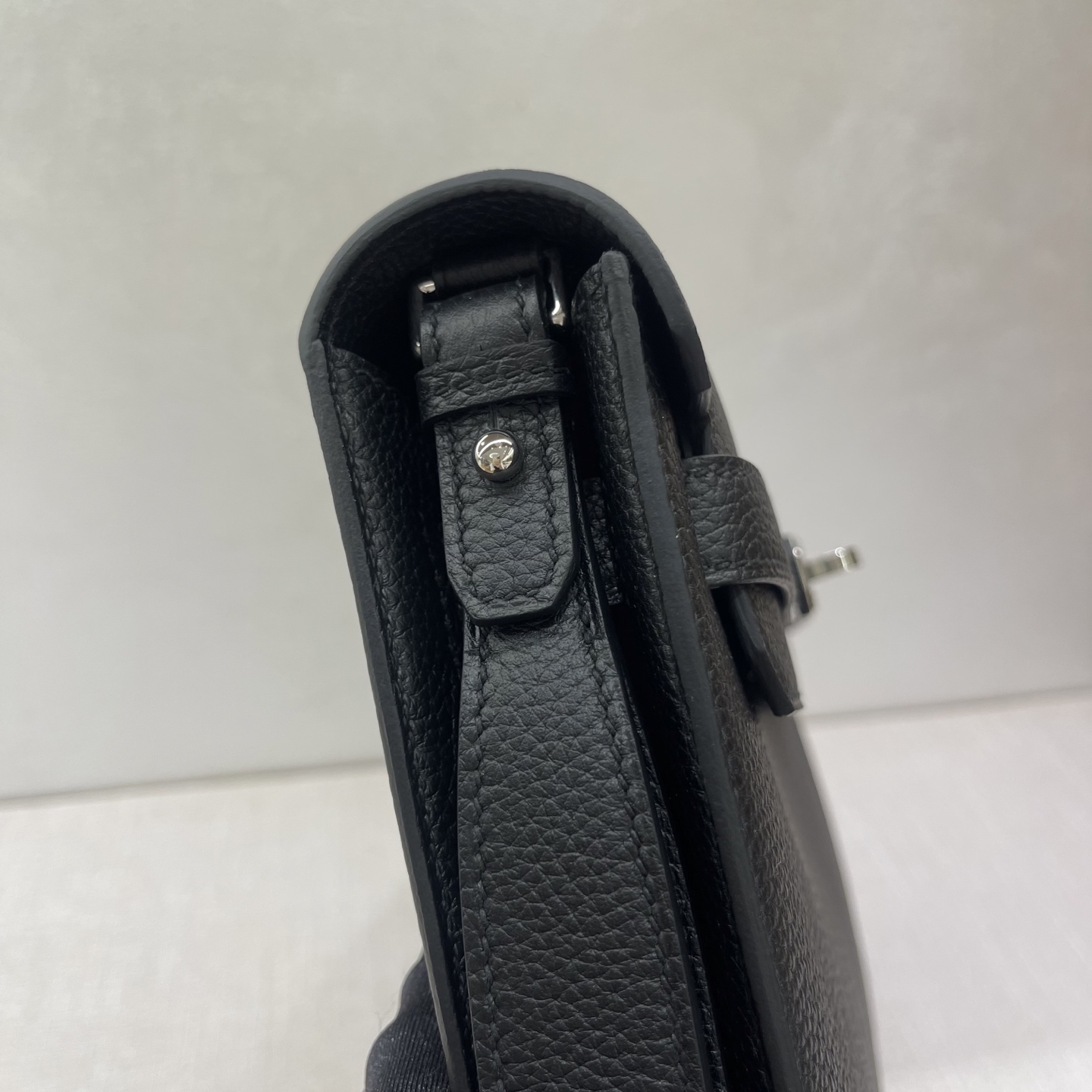 Hermès Model: Depeches 25 Color: Black with silver hardware Dimensions: 25cm x 20cm x 4cm