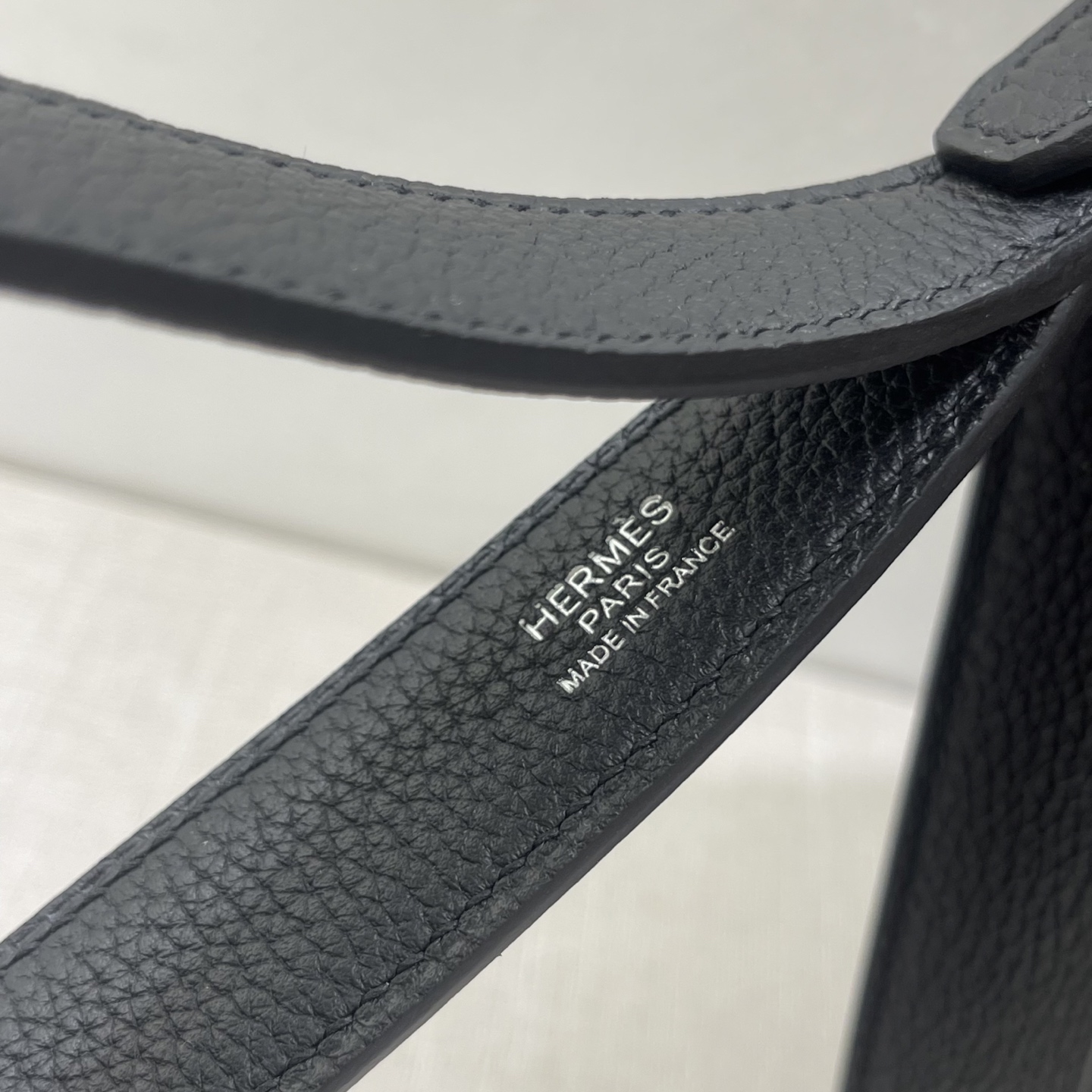 Hermès Model: Depeches 25 Color: Black with silver hardware Dimensions: 25cm x 20cm x 4cm