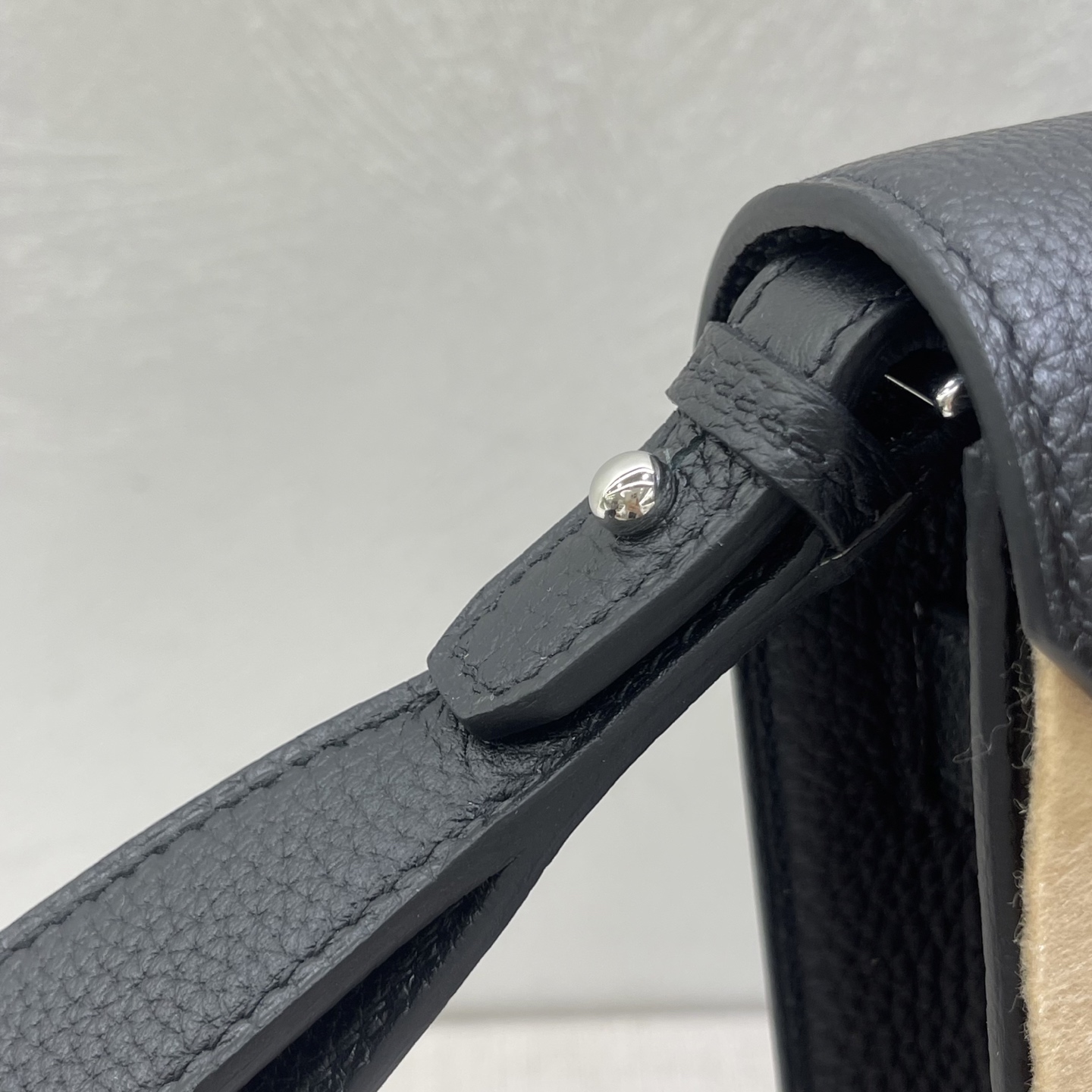 Hermès Model: Depeches 25 Color: Black with silver hardware Dimensions: 25cm x 20cm x 4cm