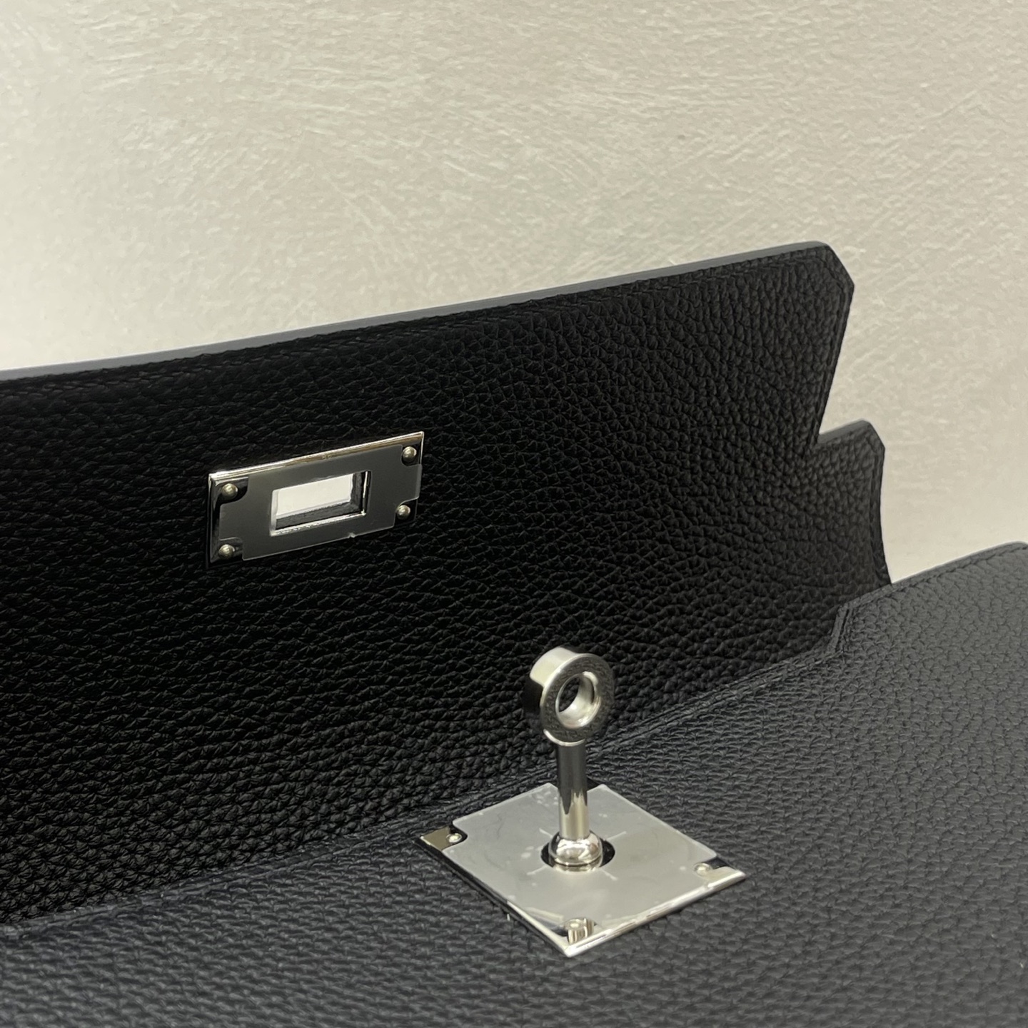 Hermès Model: Depeches 25 Color: Black with silver hardware Dimensions: 25cm x 20cm x 4cm