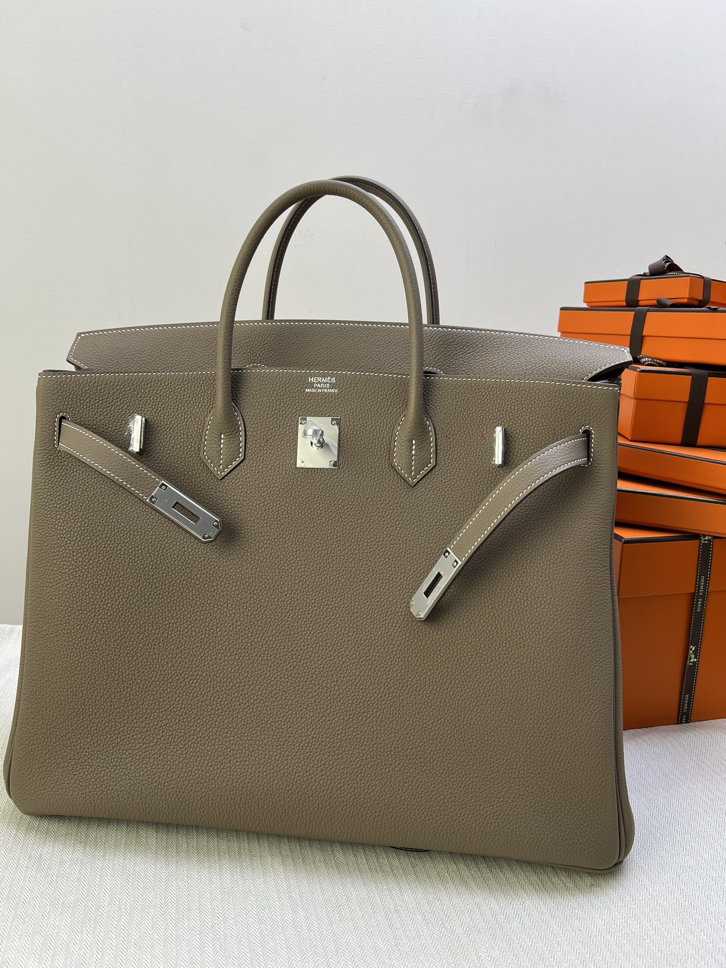 Hermès Model: Birkin 40 Color: Elephant Gray with Silver Hardware Dimensions: 40cm x 30cm x 21cm