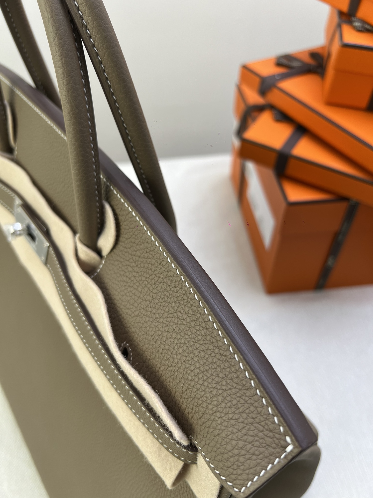 Hermès Model: Birkin 40 Color: Elephant Gray with Silver Hardware Dimensions: 40cm x 30cm x 21cm