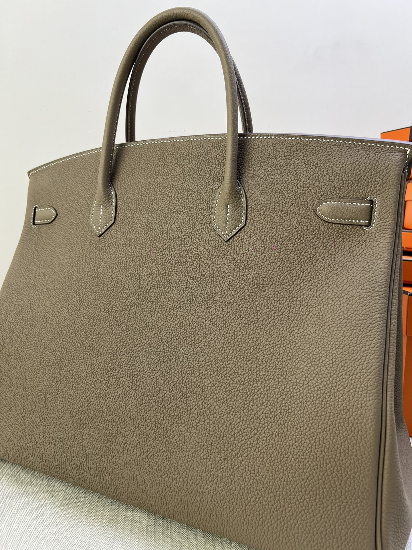 Hermès Model: Birkin 40 Color: Elephant Gray with Silver Hardware Dimensions: 40cm x 30cm x 21cm