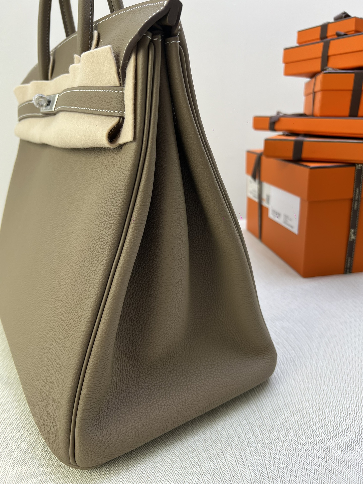 Hermès Model: Birkin 40 Color: Elephant Gray with Silver Hardware Dimensions: 40cm x 30cm x 21cm