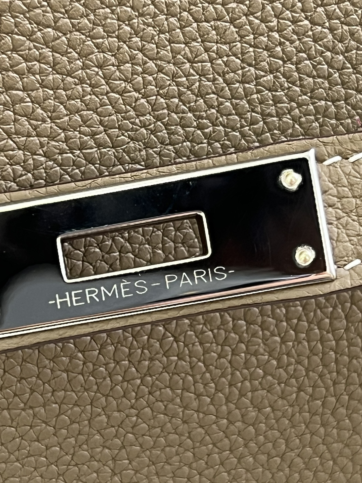 Hermès Model: Birkin 40 Color: Elephant Gray with Silver Hardware Dimensions: 40cm x 30cm x 21cm