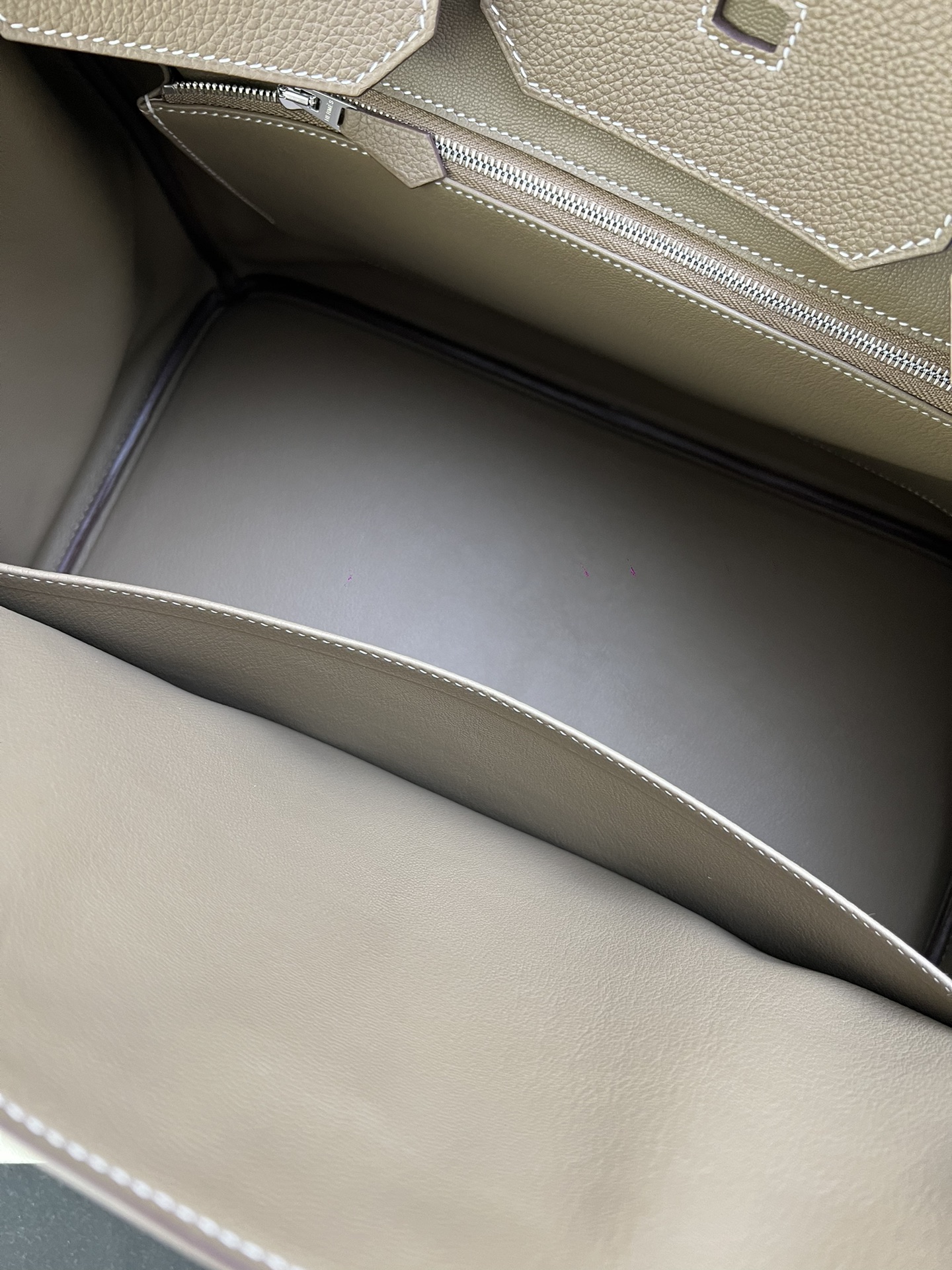 Hermès Model: Birkin 40 Color: Elephant Gray with Silver Hardware Dimensions: 40cm x 30cm x 21cm