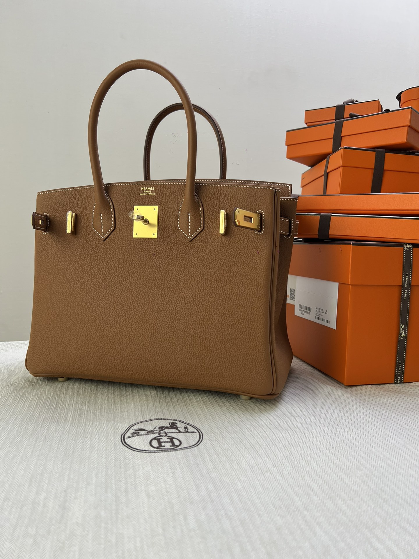 Hermès Model: Birkin 30 Color: Golden Brown with Gold Hardware Dimensions: 30cm x 22cm x 16cm