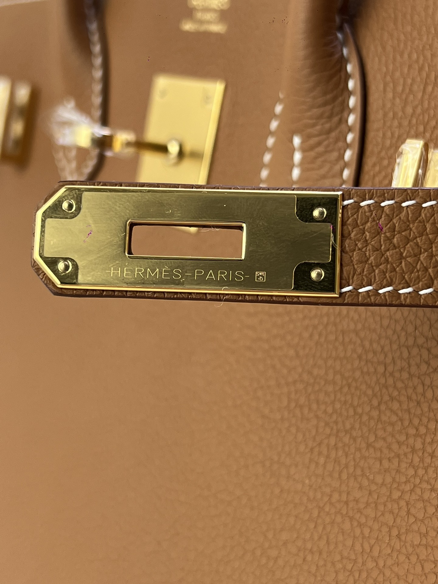 Hermès Model: Birkin 30 Color: Golden Brown with Gold Hardware Dimensions: 30cm x 22cm x 16cm