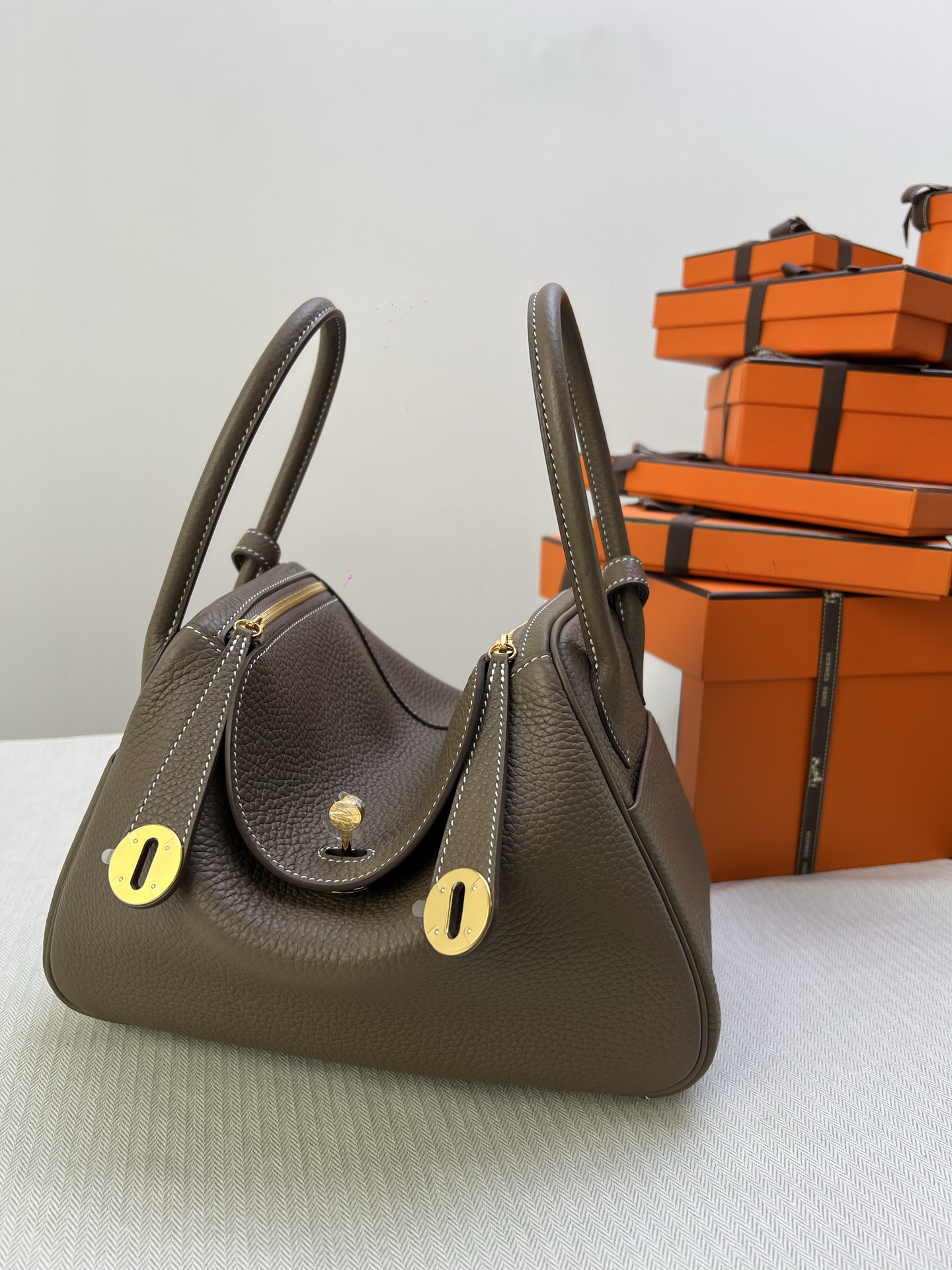 Hermès Model: Lindy 26 Color: Elephant Gray with Gold Hardware Dimensions: 26cm x 18cm x 13cm