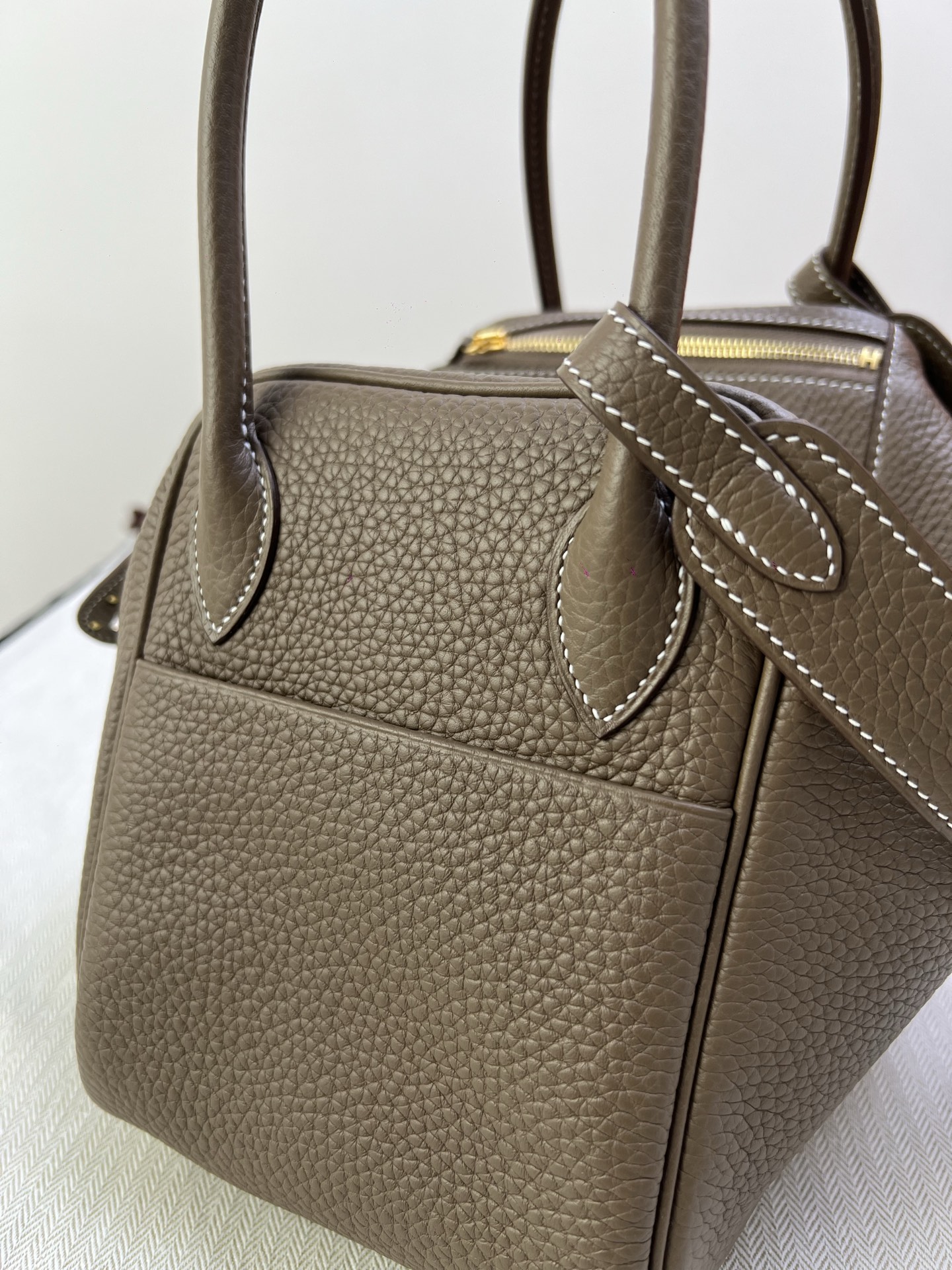 Hermès Model: Lindy 26 Color: Elephant Gray with Gold Hardware Dimensions: 26cm x 18cm x 13cm