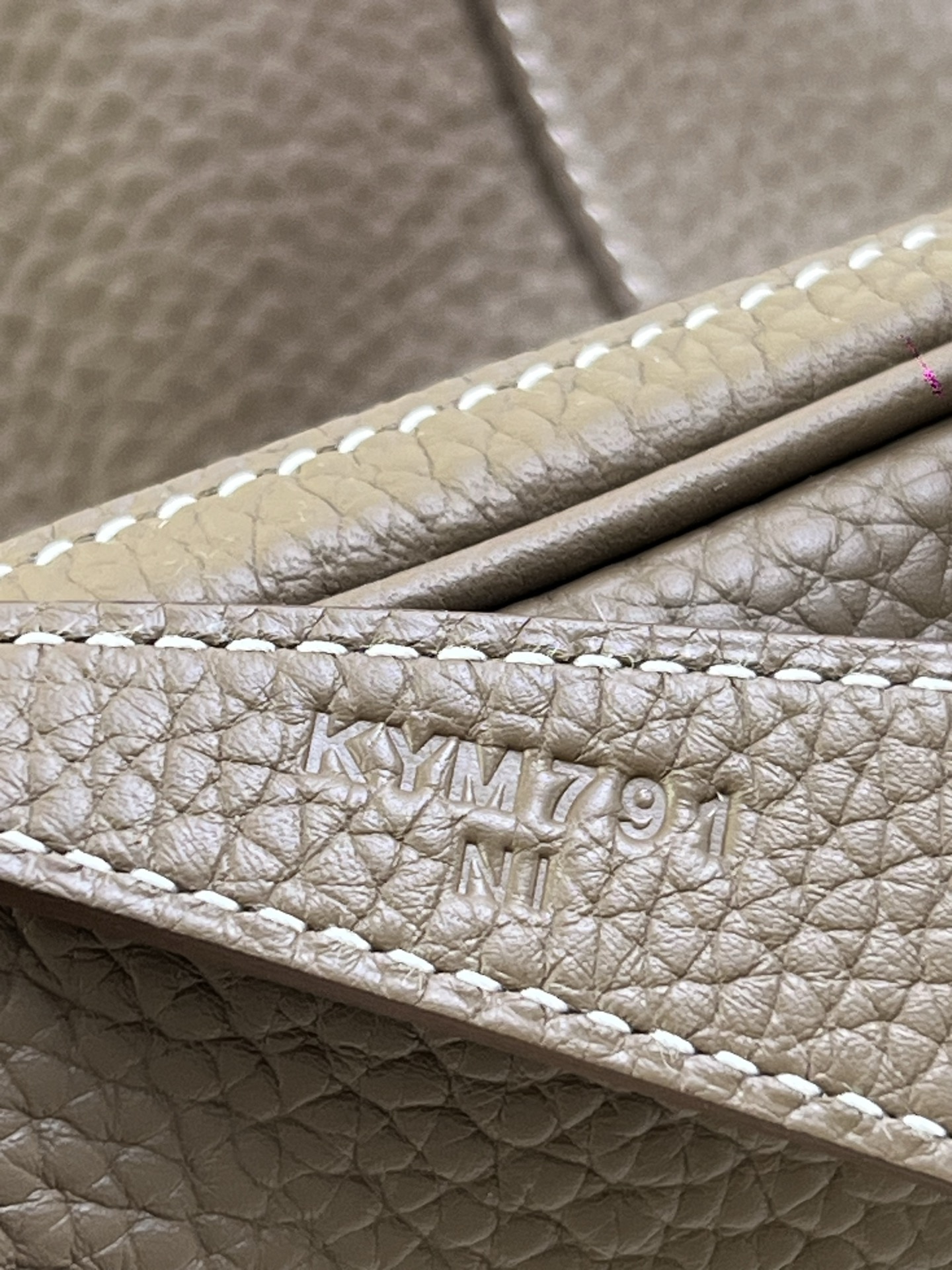 Hermès Model: Lindy 26 Color: Elephant Gray with Gold Hardware Dimensions: 26cm x 18cm x 13cm