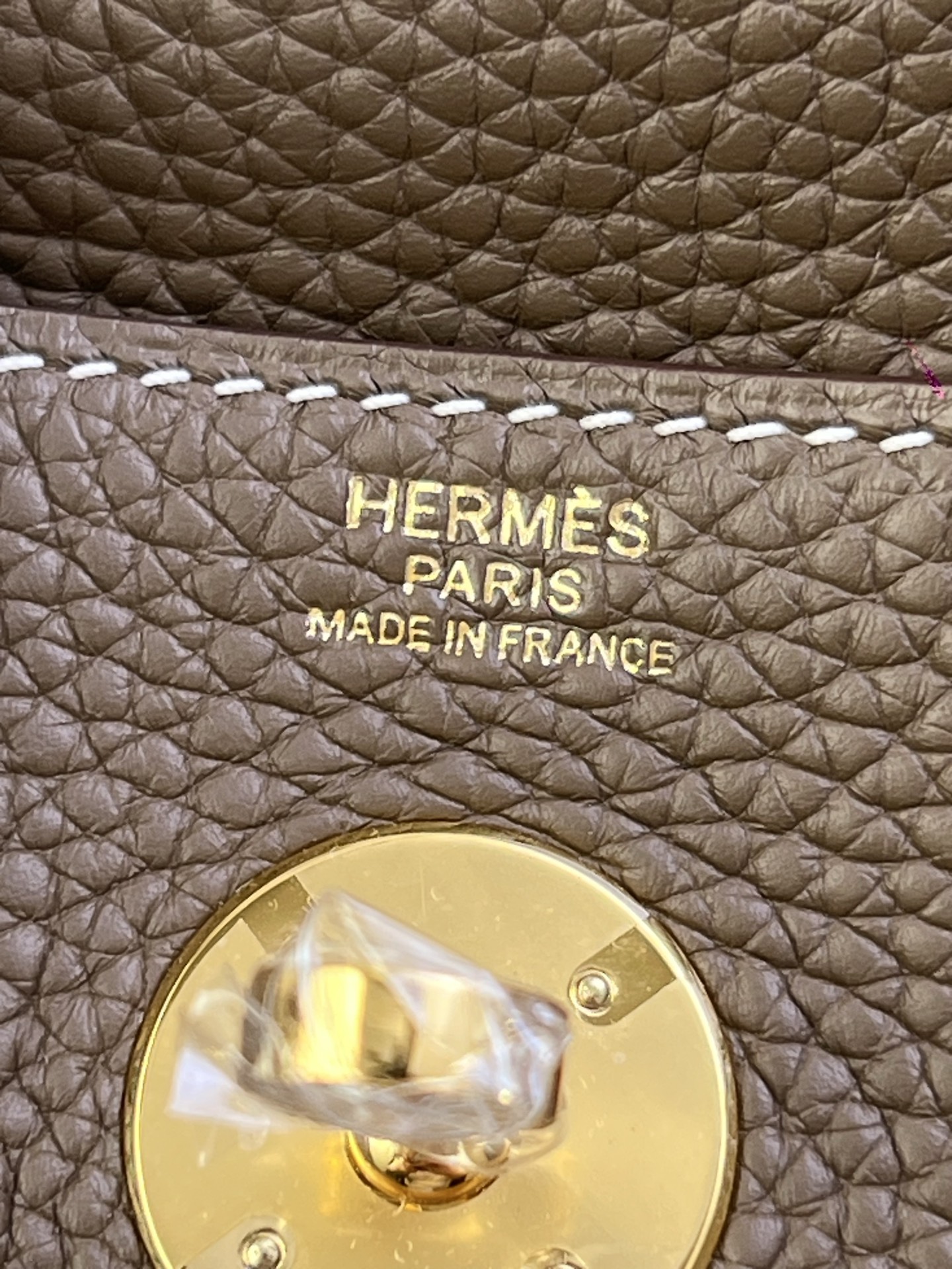 Hermès Model: Lindy 26 Color: Elephant Gray with Gold Hardware Dimensions: 26cm x 18cm x 13cm