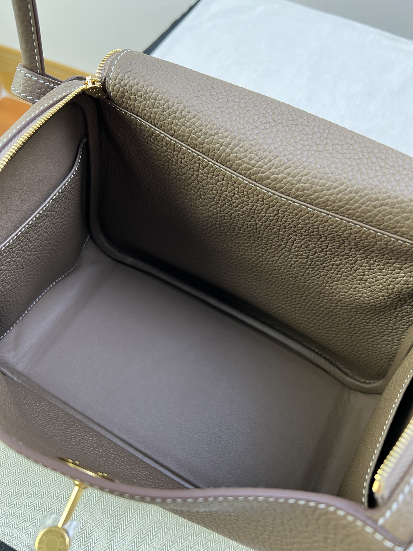 Hermès Model: Lindy 26 Color: Elephant Gray with Gold Hardware Dimensions: 26cm x 18cm x 13cm