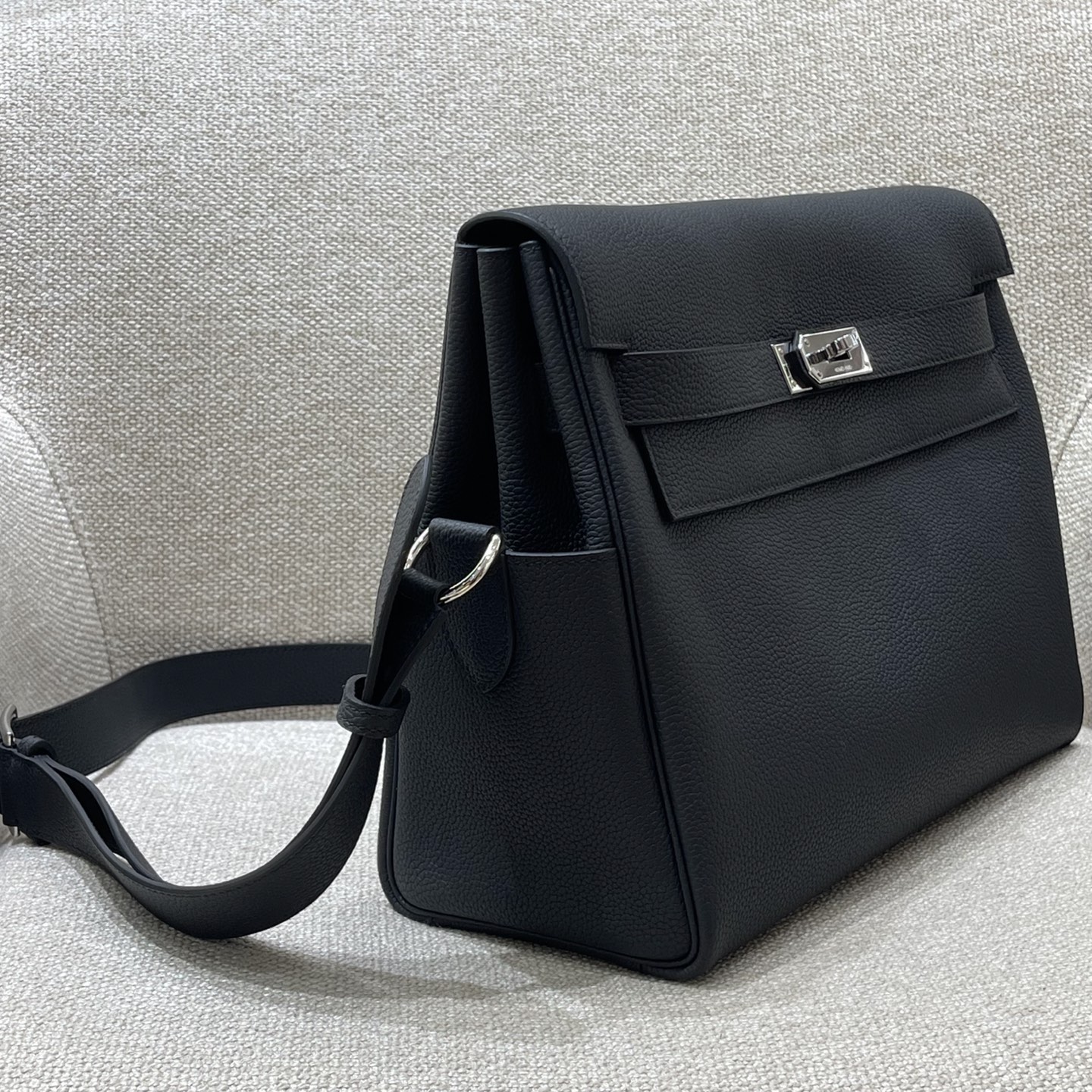 Hermès Model: Kelly 34 Messenger Color: Black with Silver Hardware Dimensions: 34cm x 27cm x 14cm