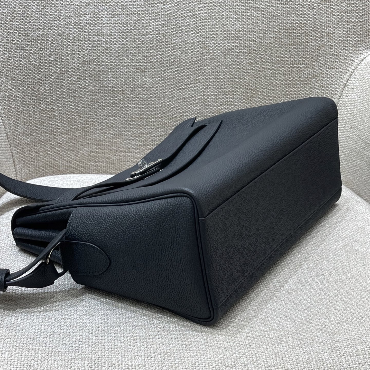 Hermès Model: Kelly 34 Messenger Color: Black with Silver Hardware Dimensions: 34cm x 27cm x 14cm