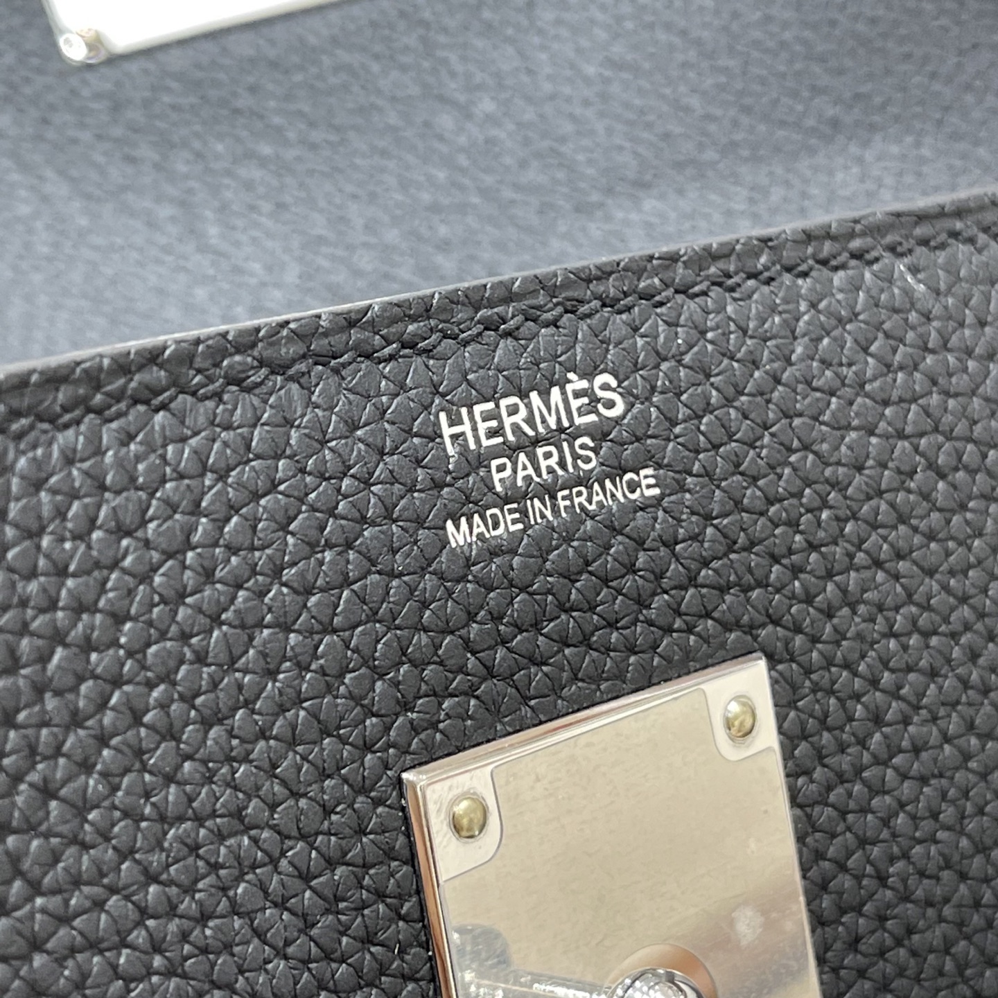 Hermès Model: Kelly 34 Messenger Color: Black with Silver Hardware Dimensions: 34cm x 27cm x 14cm