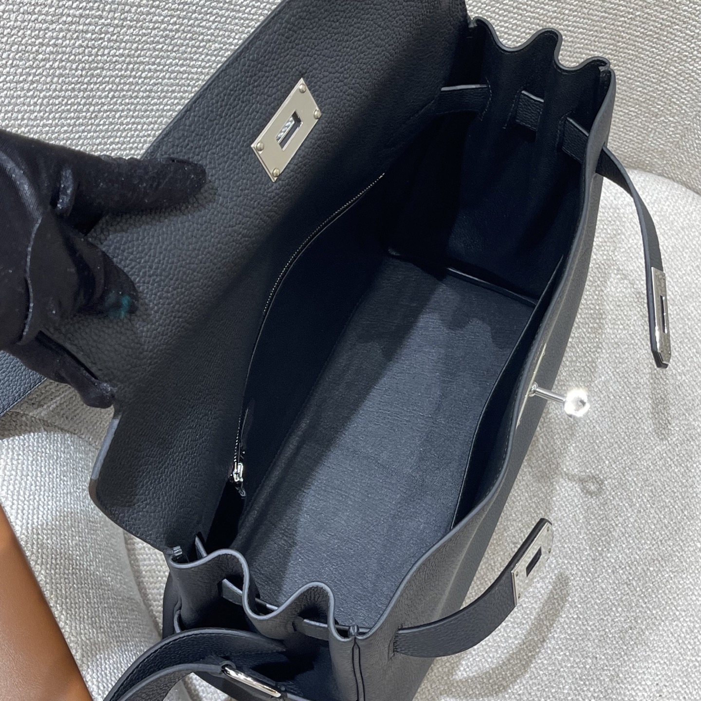 Hermès Model: Kelly 34 Messenger Color: Black with Silver Hardware Dimensions: 34cm x 27cm x 14cm