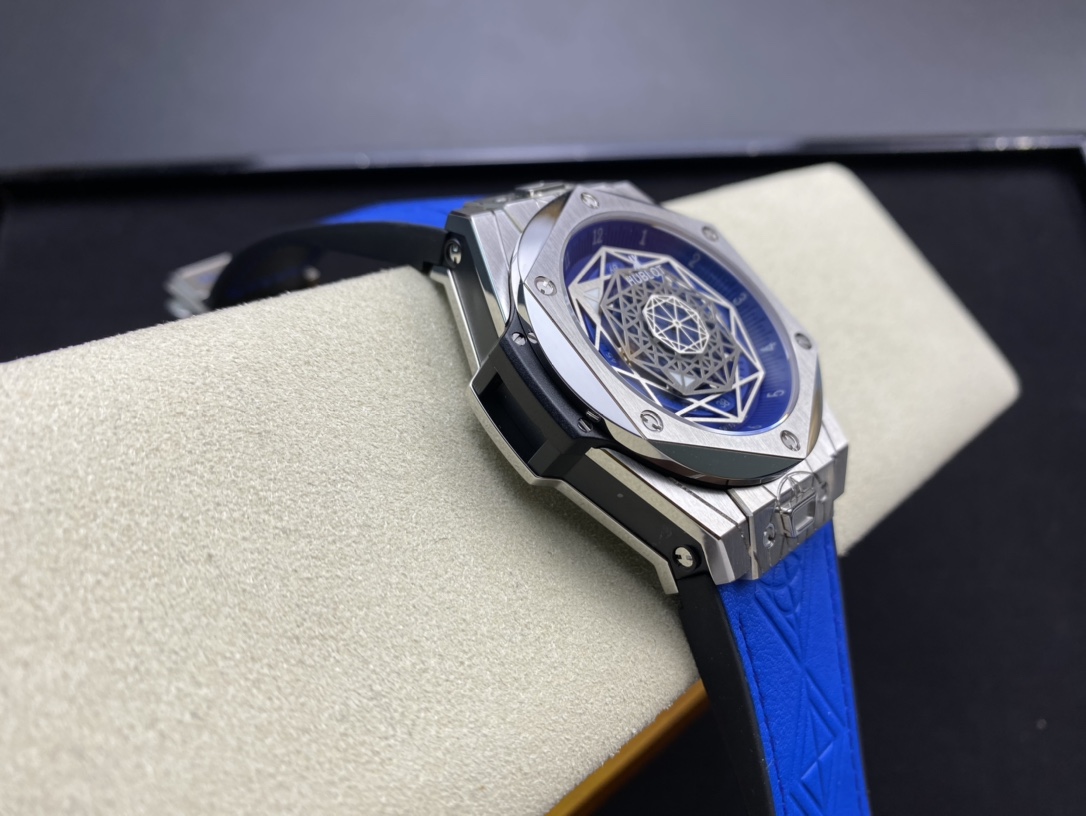 Vacheron Constantin Big Bang Sang Bleu Tattoo Collection 45mm×14mm｜HB Production Customized Movement Swiss Calibrated Version Three-dimensional Geometric Lines Three Octagonal Hollow Rhodium-plated Hands Black Heat-transferred Calfskin Strap (Natural Rubb