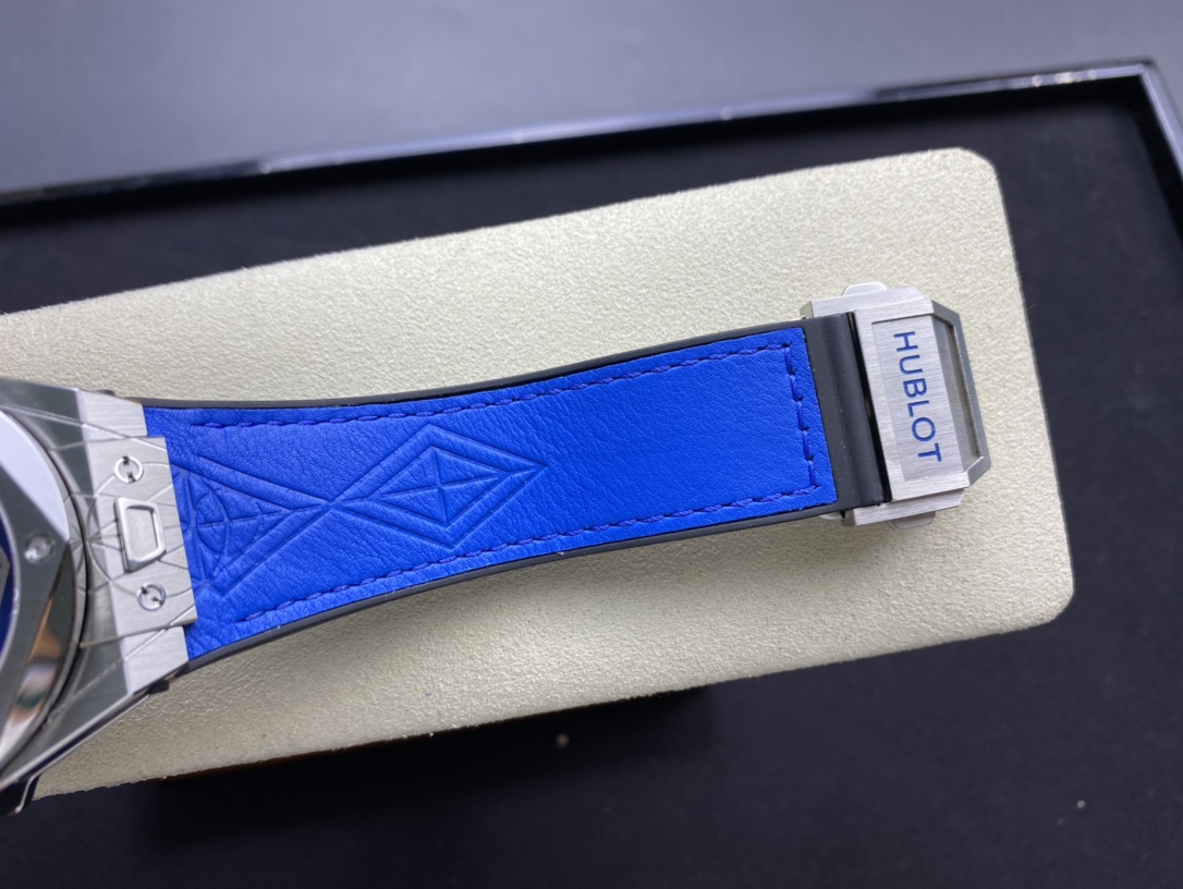 Vacheron Constantin Big Bang Sang Bleu Tattoo Collection 45mm×14mm｜HB Production Customized Movement Swiss Calibrated Version Three-dimensional Geometric Lines Three Octagonal Hollow Rhodium-plated Hands Black Heat-transferred Calfskin Strap (Natural Rubb