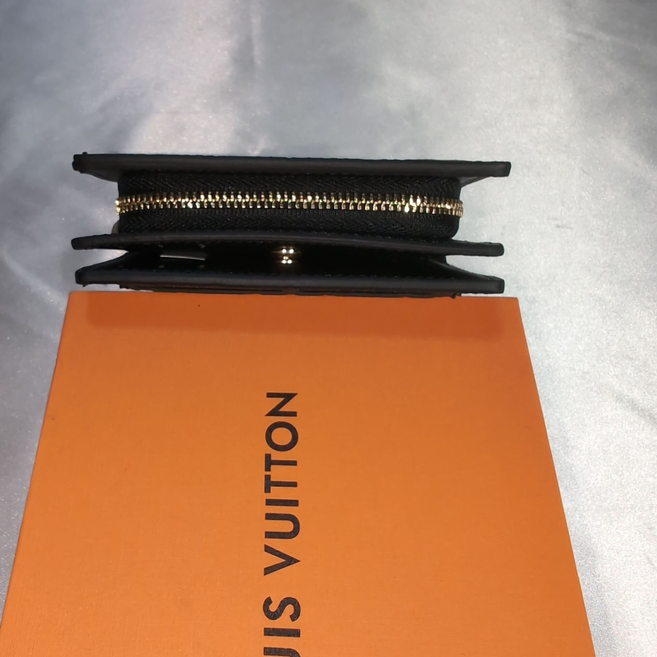 ルイヴィトン 二つ折り財布　アンプラント　ポルトフォイユ・クレア　ブラック