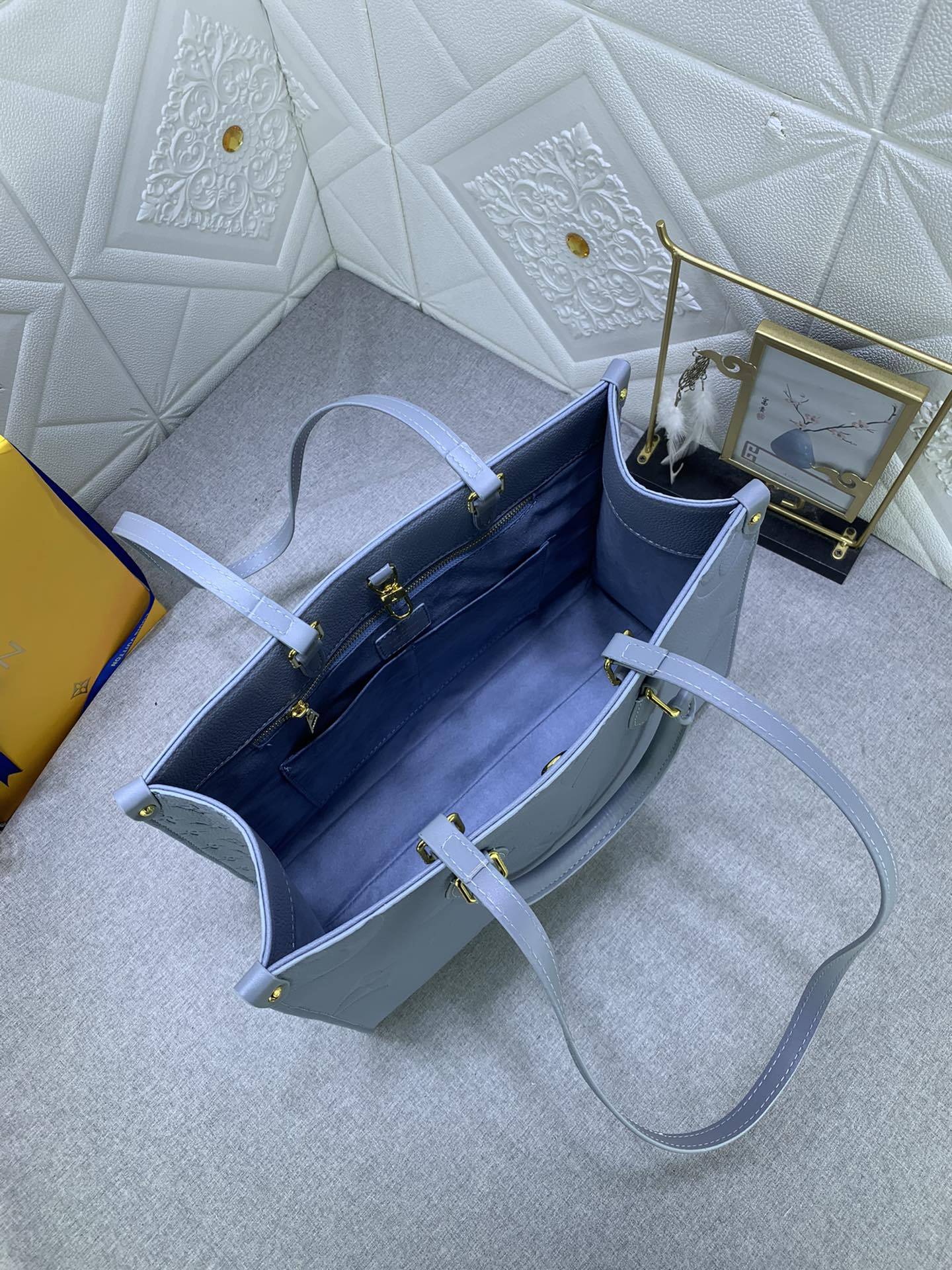 Louis Vuitton（ルイヴィトン） ONTHEGO ミディアム ハンドバッグ