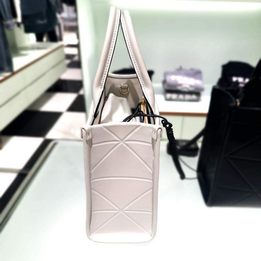 【安心・安全・速達の国内配送♪】プラダ レザー スモールバッグ