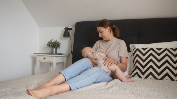 A woman breastfeeds her baby by hand instead of using a Haakaa pump