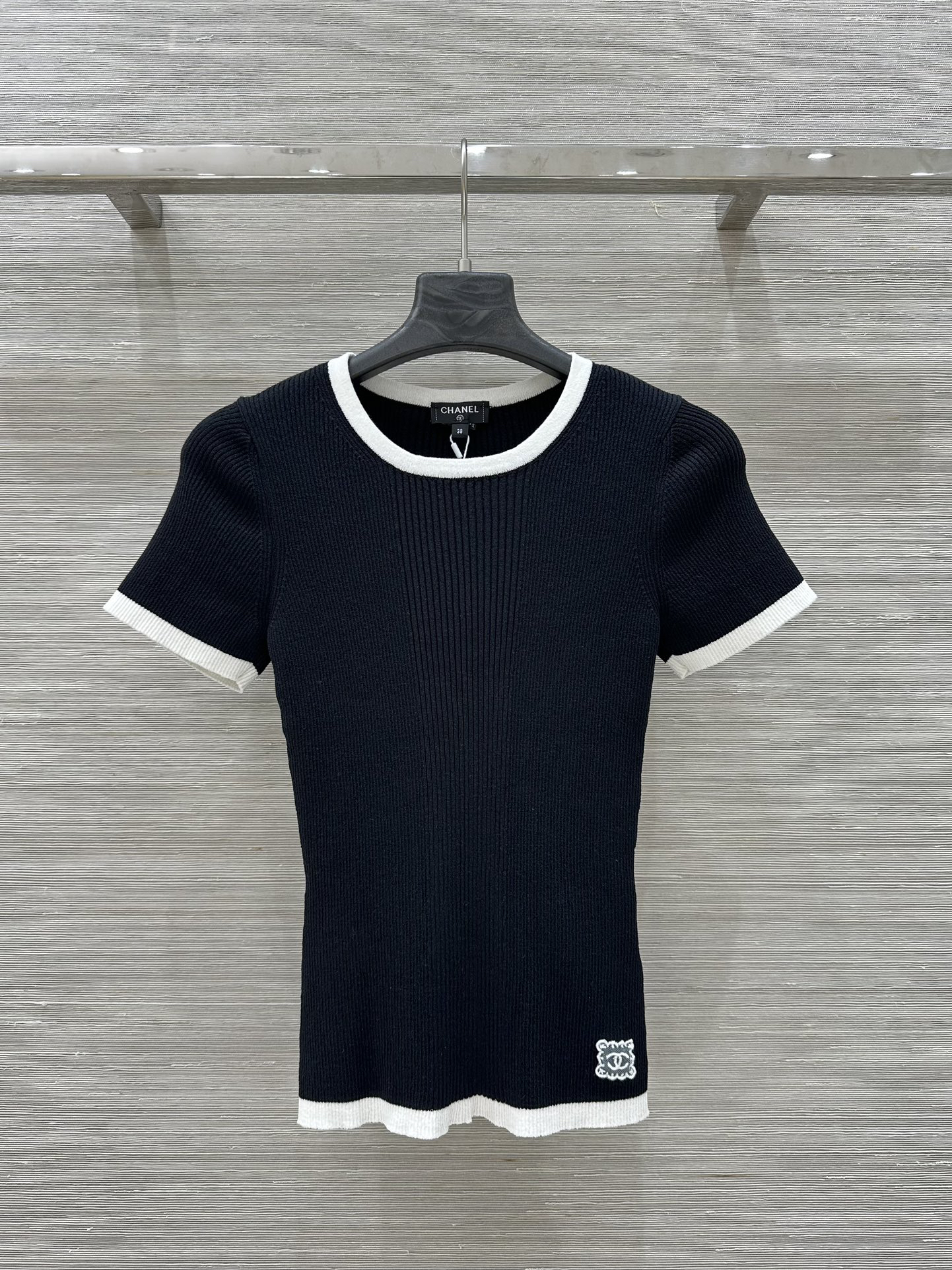 CHANE25SS colourblocked trim slim-fit knit top