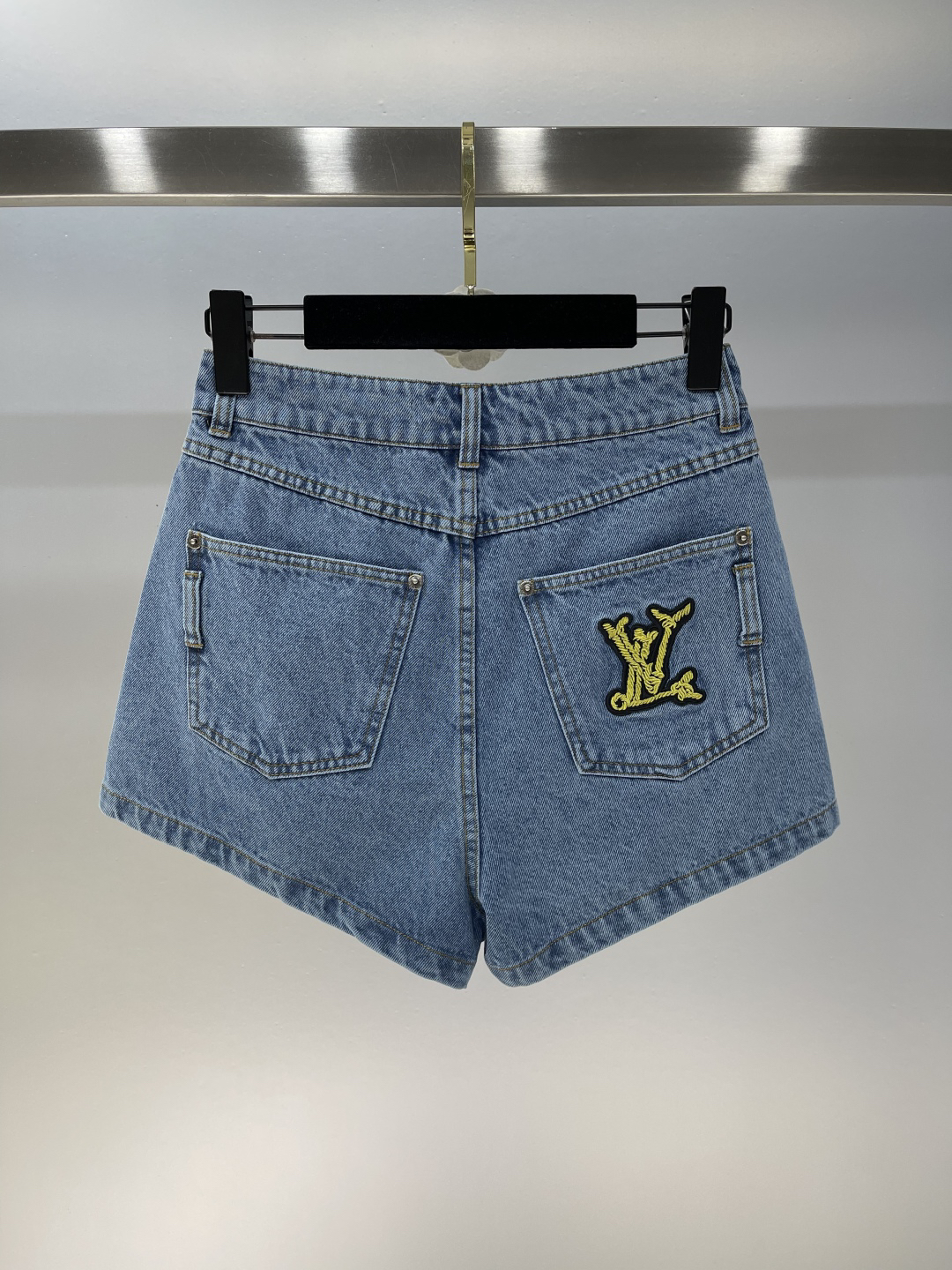 1v Back Pocket Letter Embroidered Shorts