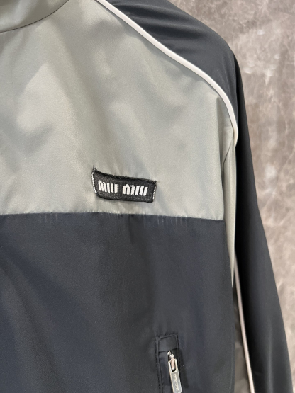 MIU25SS monogrammed appliquéd stand-up collar colorblocked short jacket