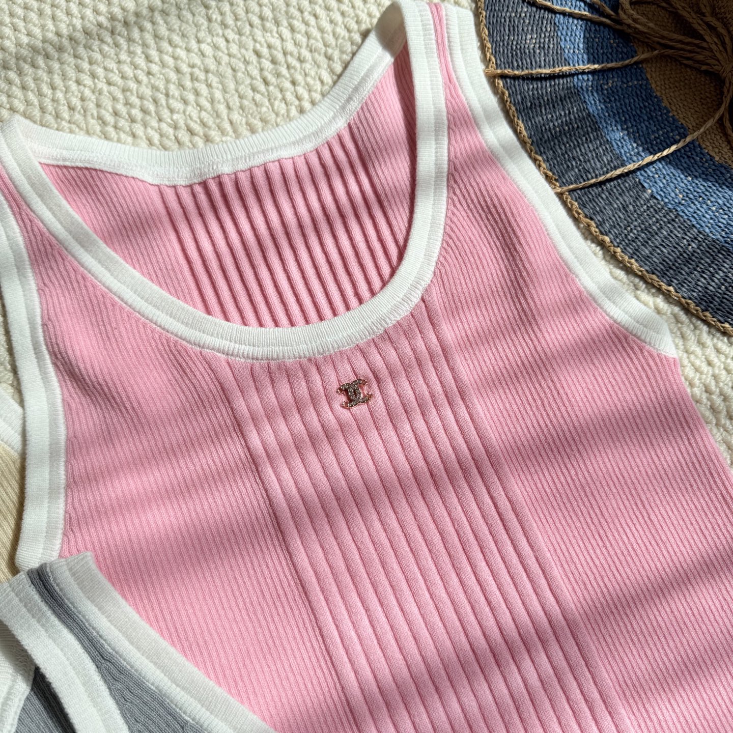 CHANE Tricolor Slim Knit Vest